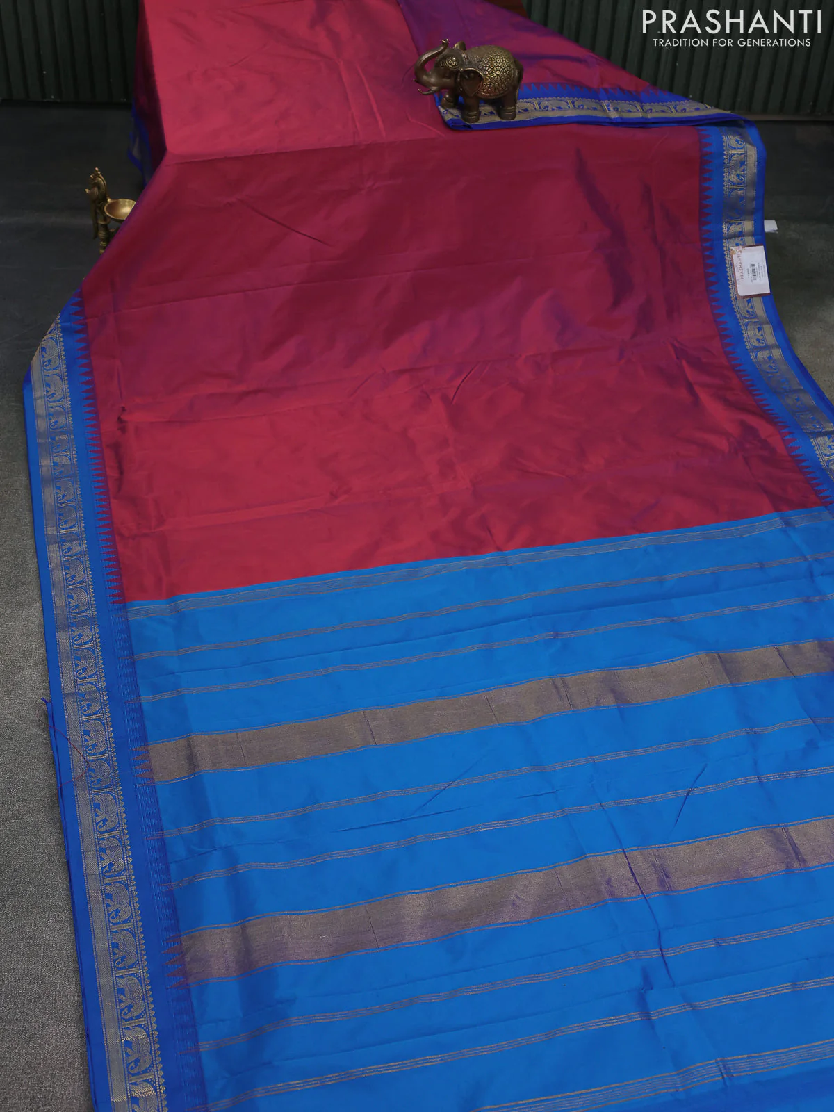 10 Yards kanchipuram silk saree dual shade of maroon and cs blue with plain body and elephant zari woven border - Image 2