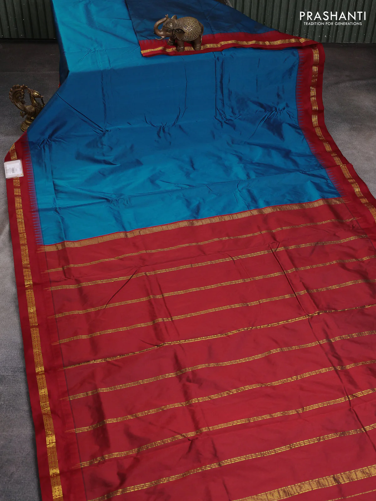 10 Yards kanchipuram silk saree peacock blue and maroon with plain body and temple design zari woven border - Image 2