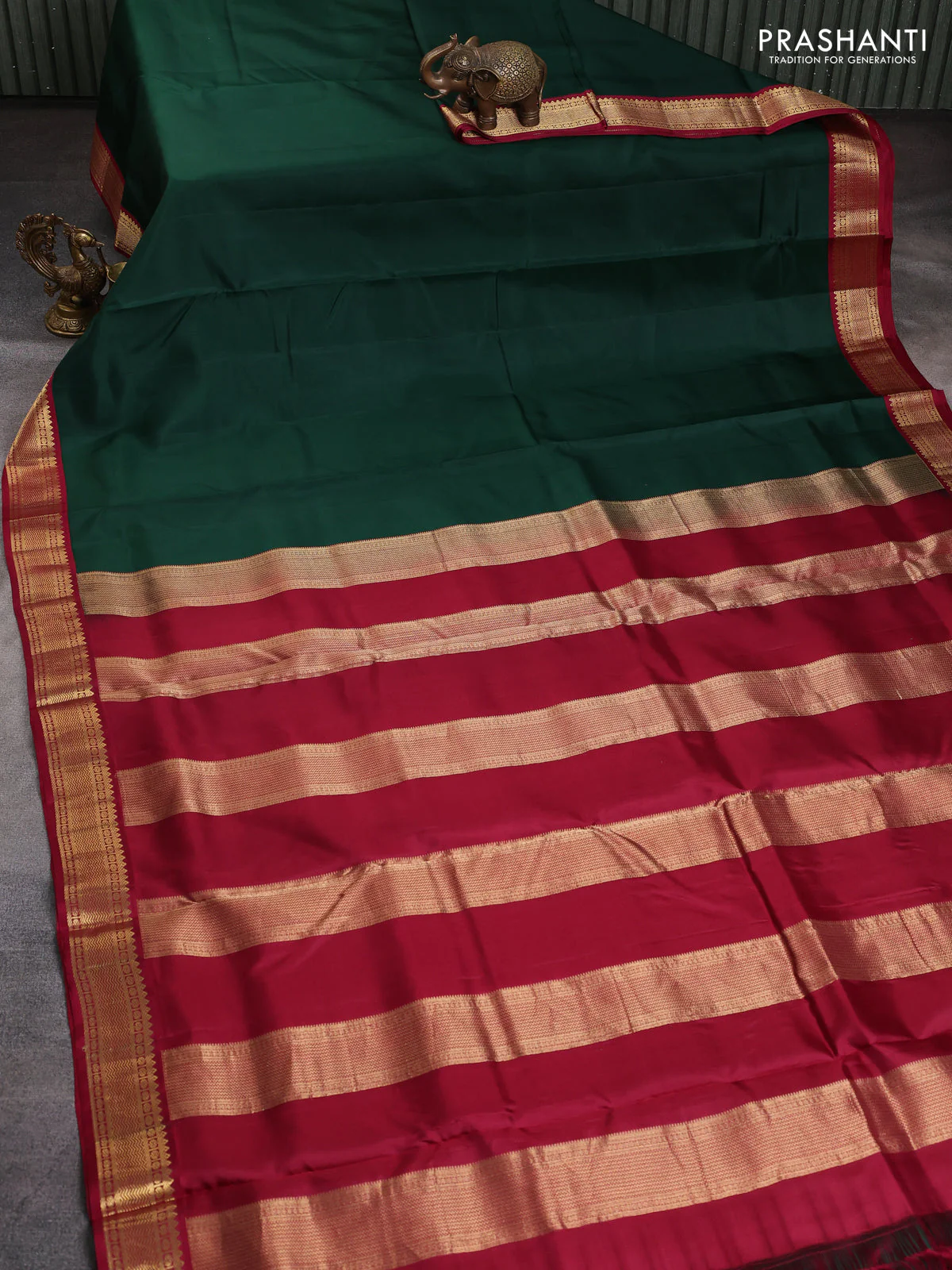 10 Yards pure kanchipuram silk saree bottle green and maroon with plain body and zari woven korvai border - Image 2