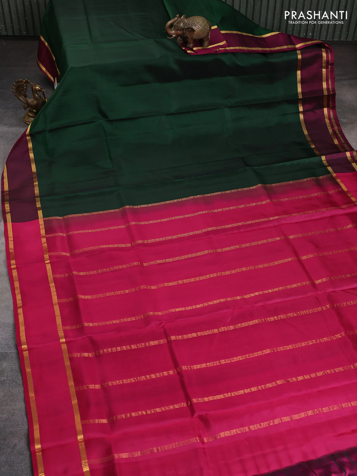 10 Yards pure kanchipuram silk saree bottle green and pink with plain body and rettapet zari woven border - Image 2