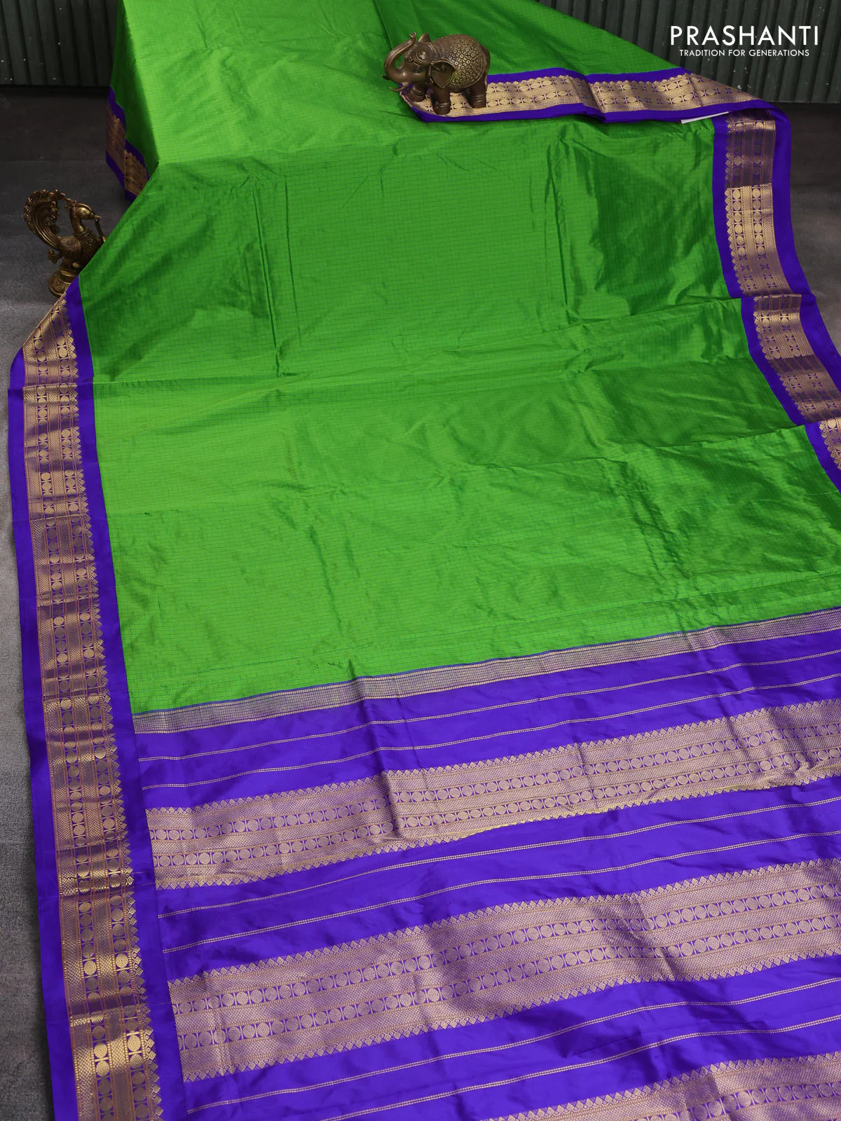 10 Yards pure kanchipuram silk saree green and blue with allover small checked pattern and zari woven korvai border - Image 2