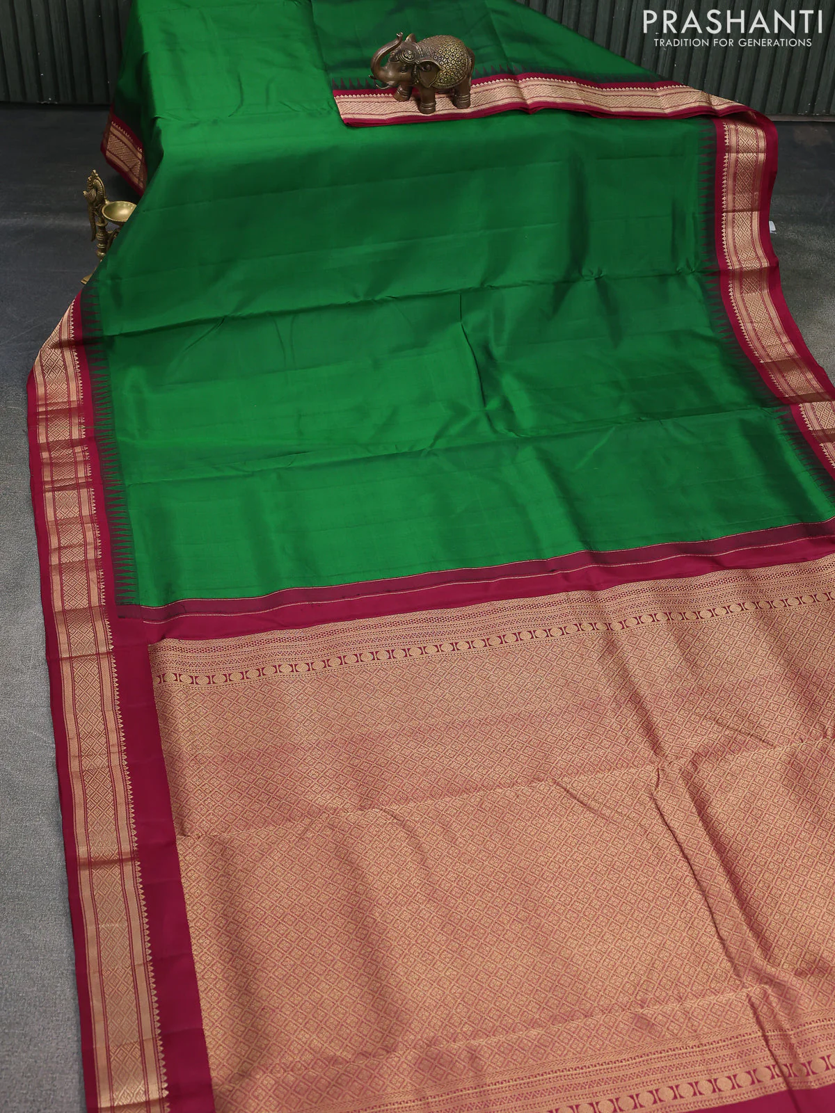 10 Yards pure kanchipuram silk saree green and maroon with plain body and temple design zari woven korvai border - Image 2