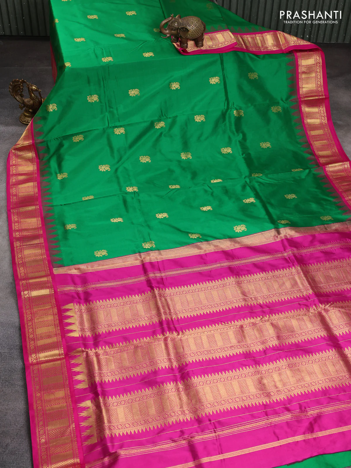 10 Yards pure kanchipuram silk saree green and pink with paisley zari woven buttas and temple design zari woven border - Image 2
