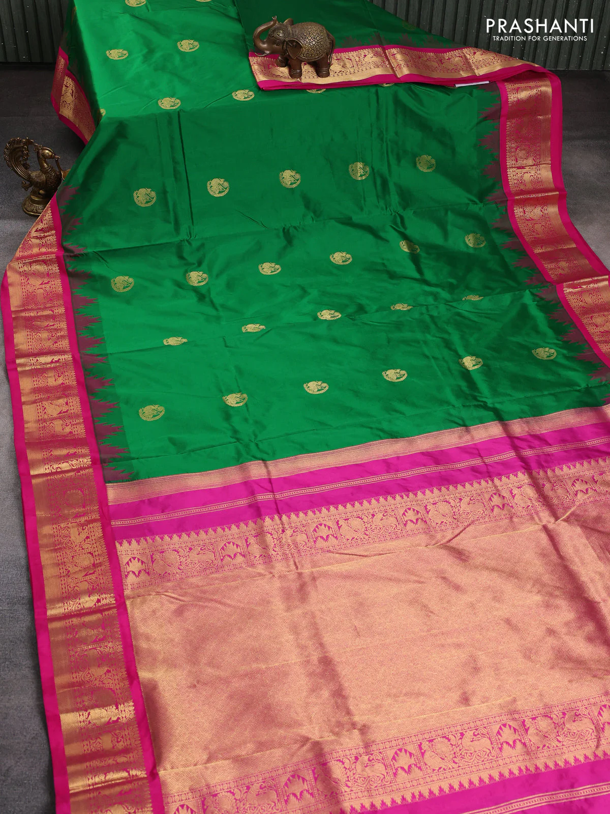 10 Yards pure kanchipuram silk saree green and pink with zari woven buttas and temple design zari woven border - Image 2