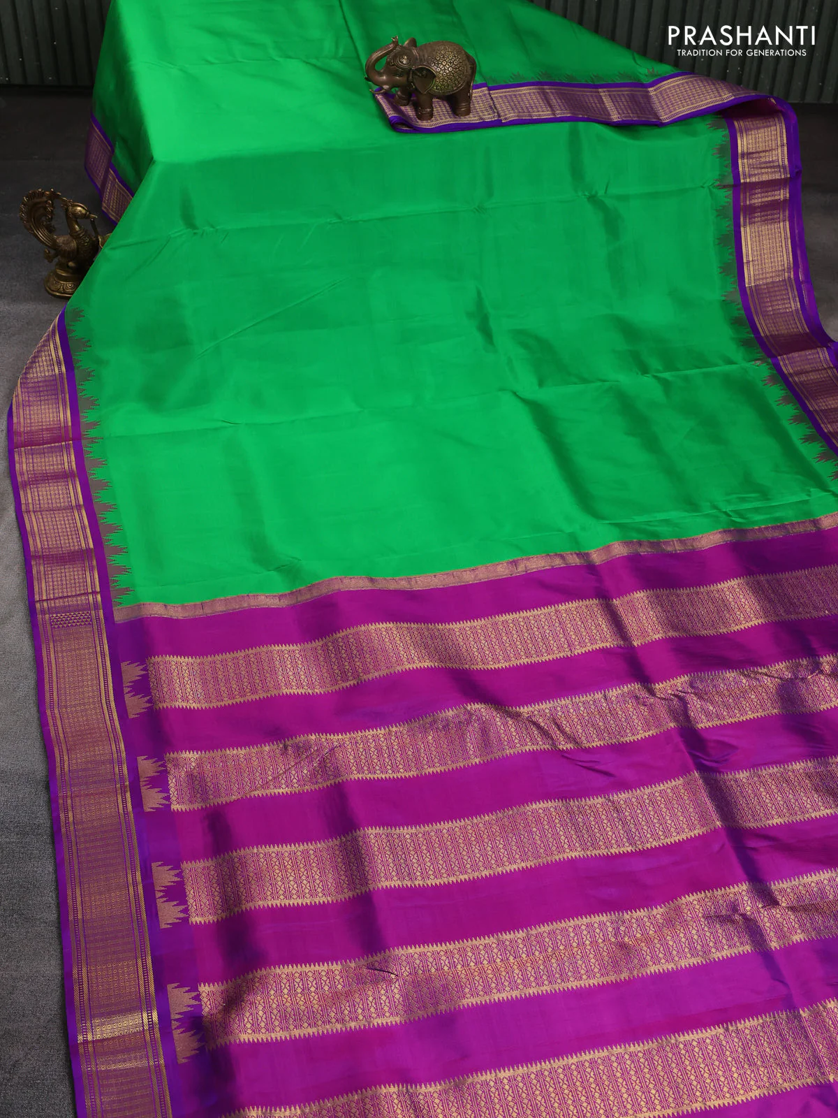 10 Yards pure kanchipuram silk saree green and purple with plain body and temple design zari woven korvai border - Image 2