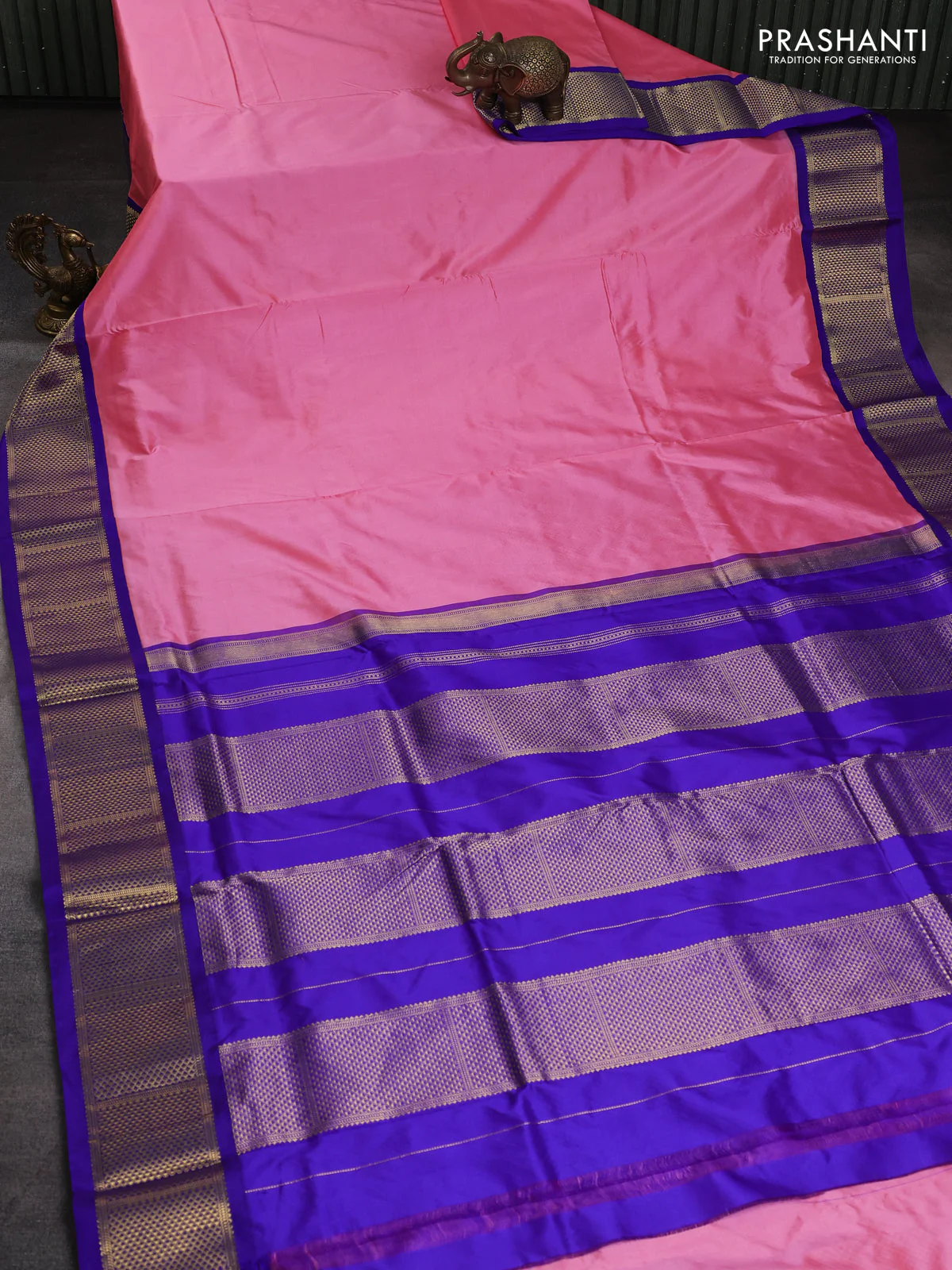 10 Yards pure kanchipuram silk saree light pink and blue with plain body and zari woven korvai border - Image 2