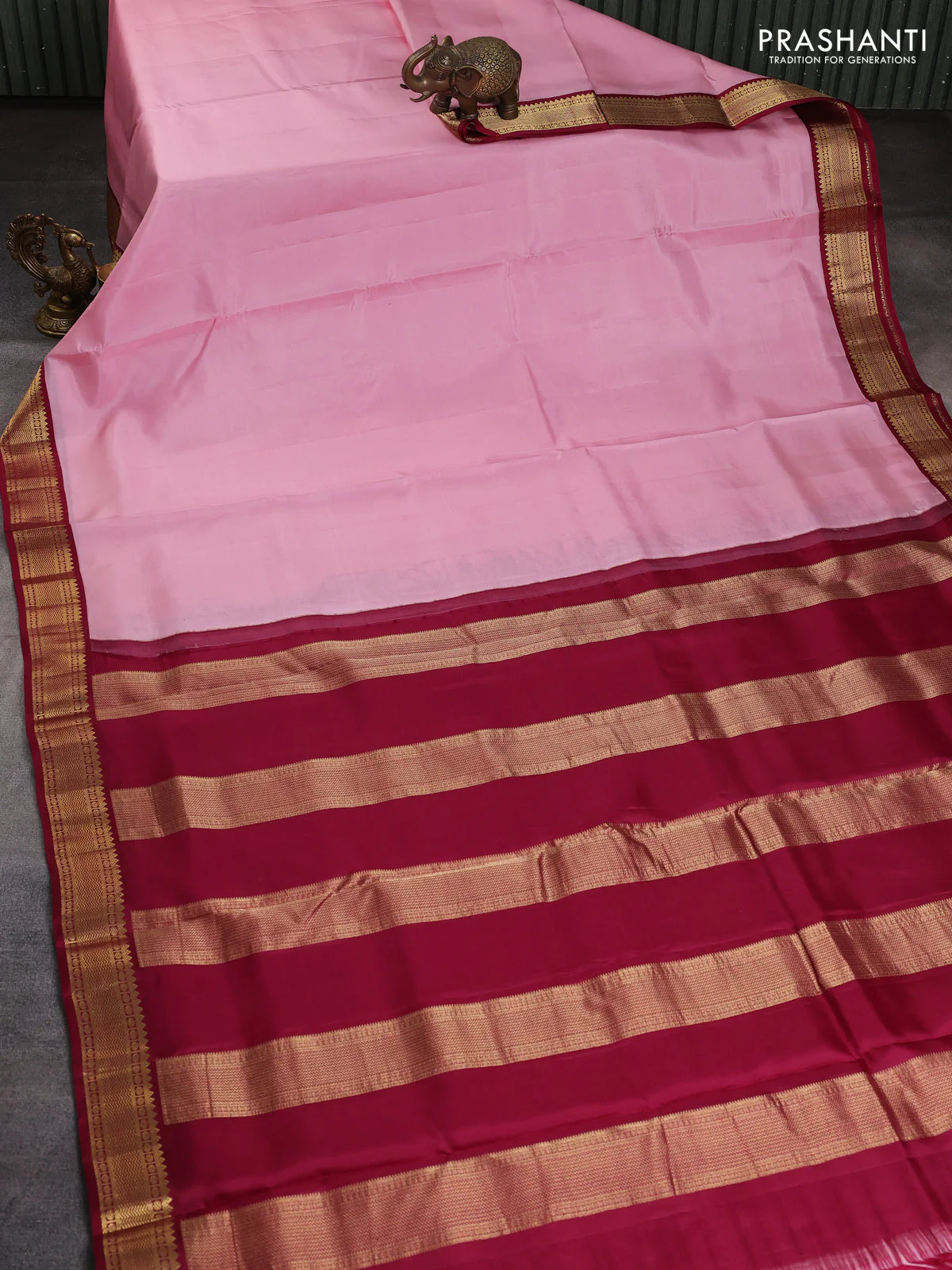 10 Yards pure kanchipuram silk saree light pink and maroon with plain body and zari woven korvai border - Image 2