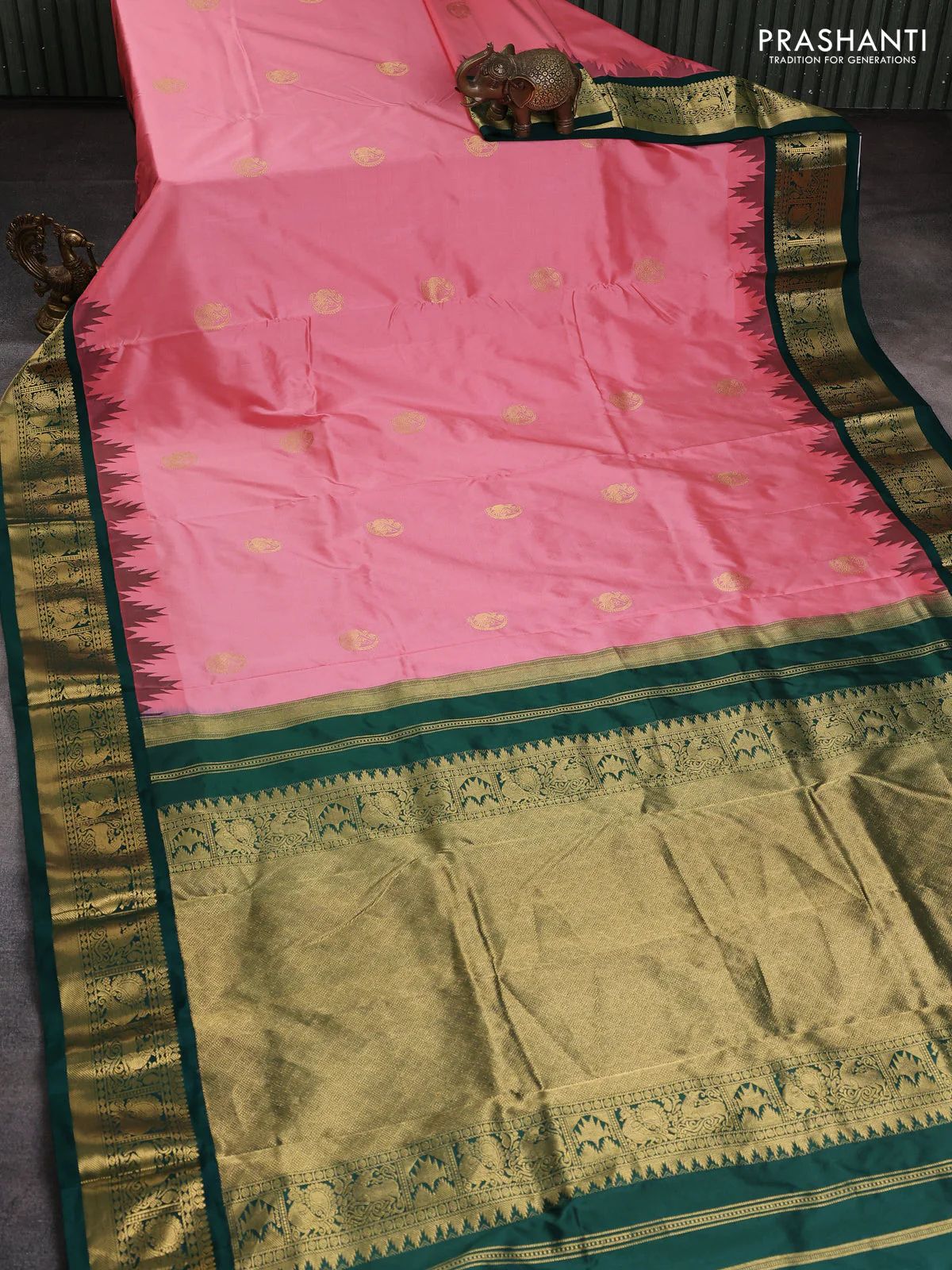 10 Yards pure kanchipuram silk saree peach pink and bottle green with zari woven buttas and temple design zari woven border - Image 2