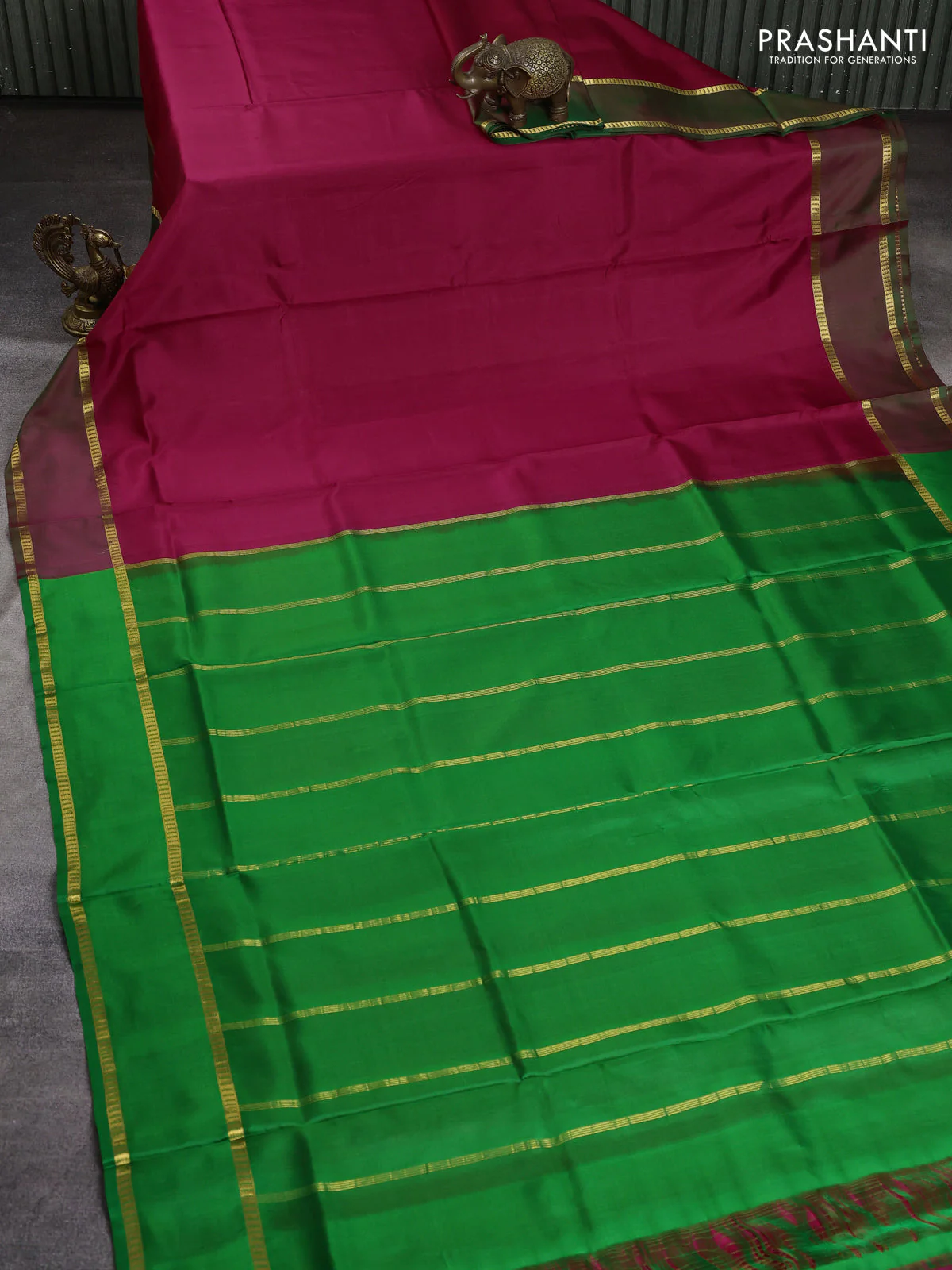 10 Yards pure kanchipuram silk saree pink and green with plain body and rettapet zari woven border - Image 2