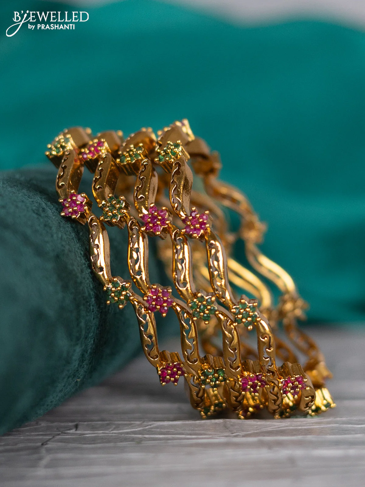 Antique bangle with kemp stones