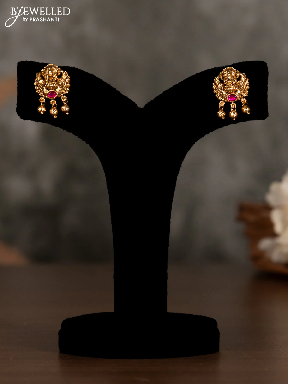 Antique pendant set lakshmi design with kemp stones and golden beads hanging - Image 2