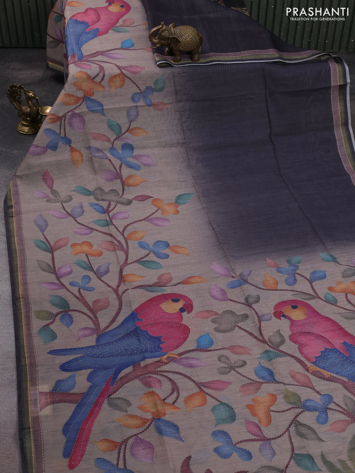 Art linen saree grey and beige with plain body and printed pallu - Image 2