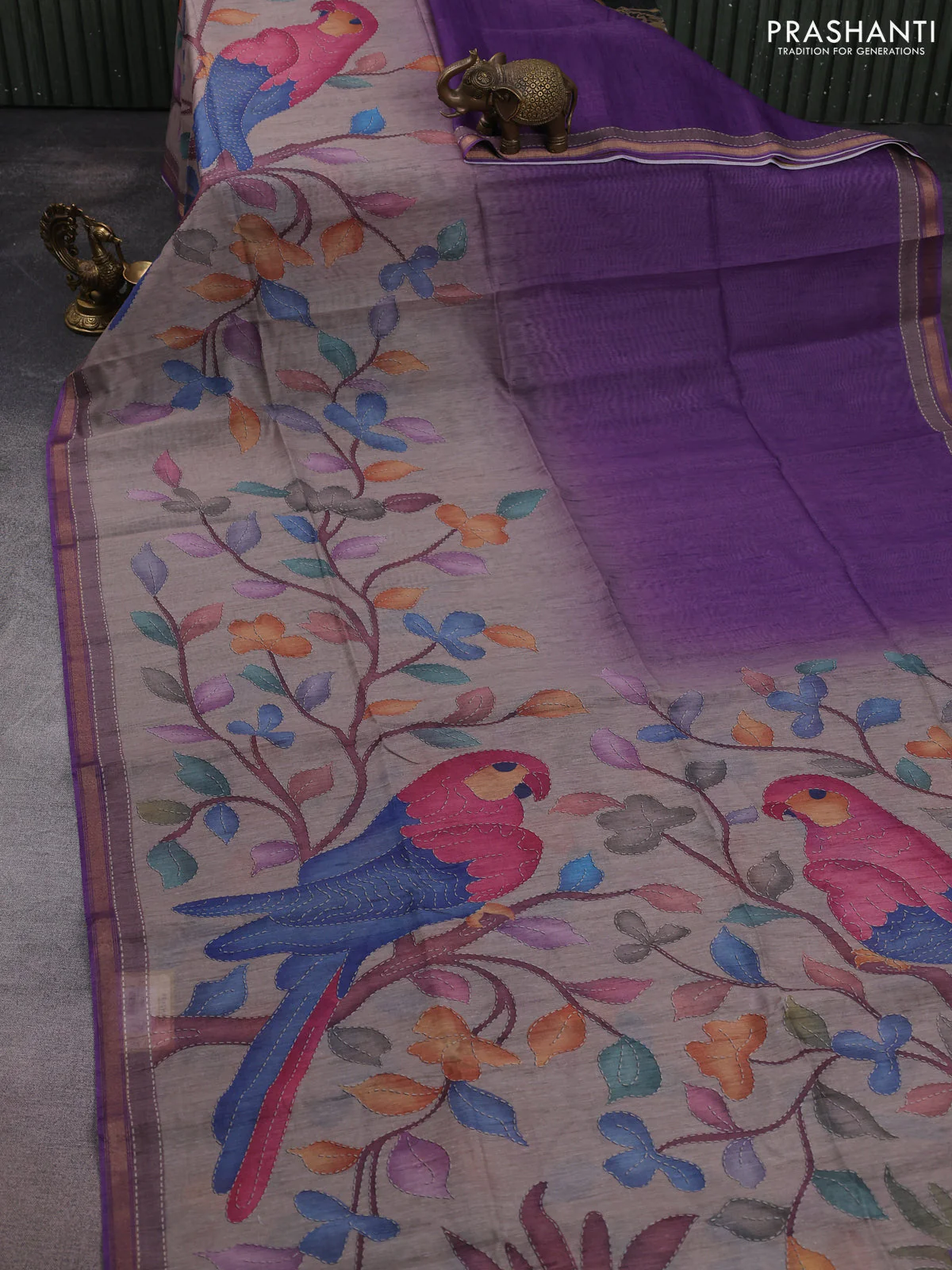 Art linen saree lavender and pastel grey with plain body and printed pallu - Image 2