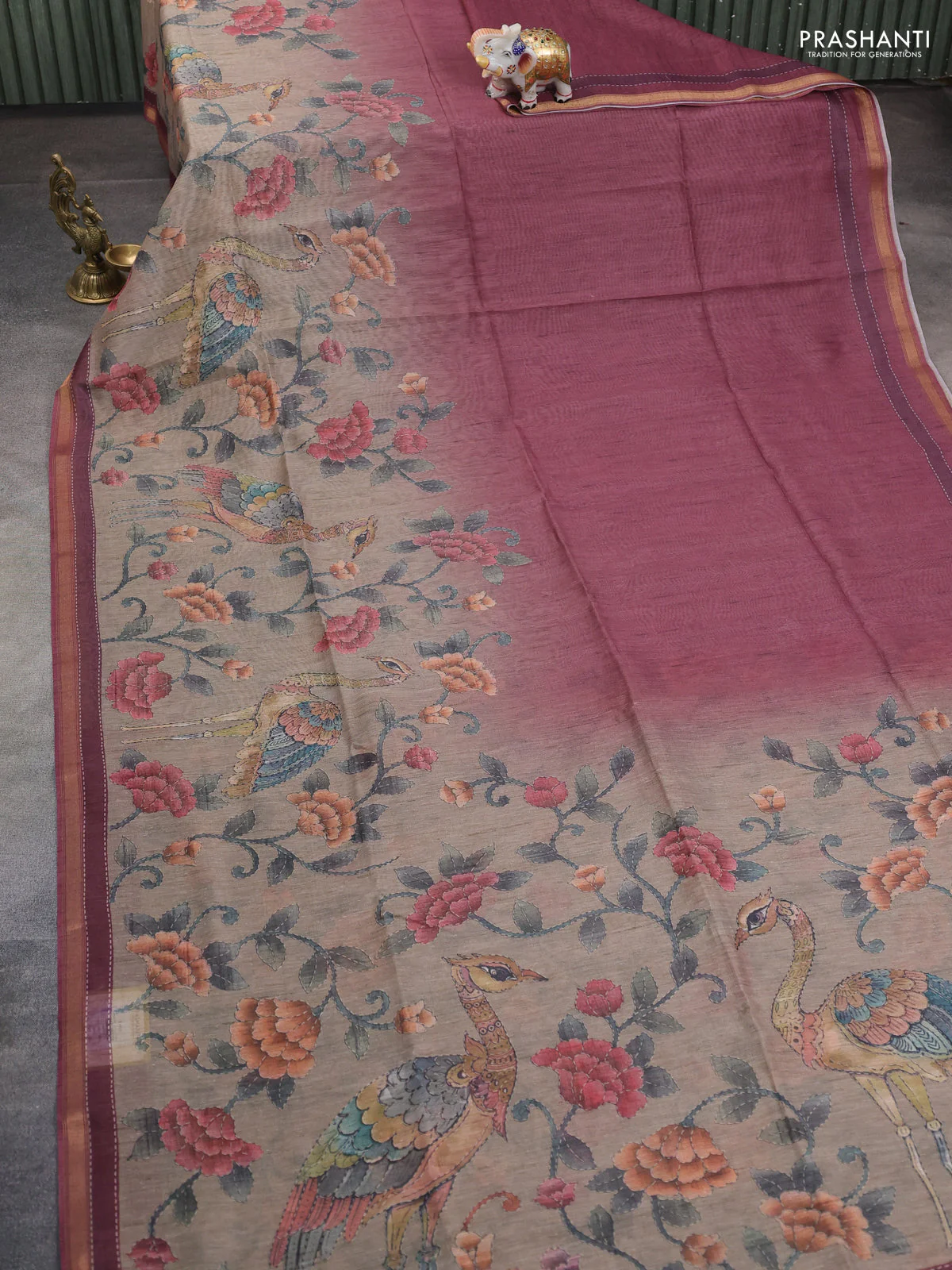 Art linen saree maroon and pastel green with plain body and printed pallu - Image 2