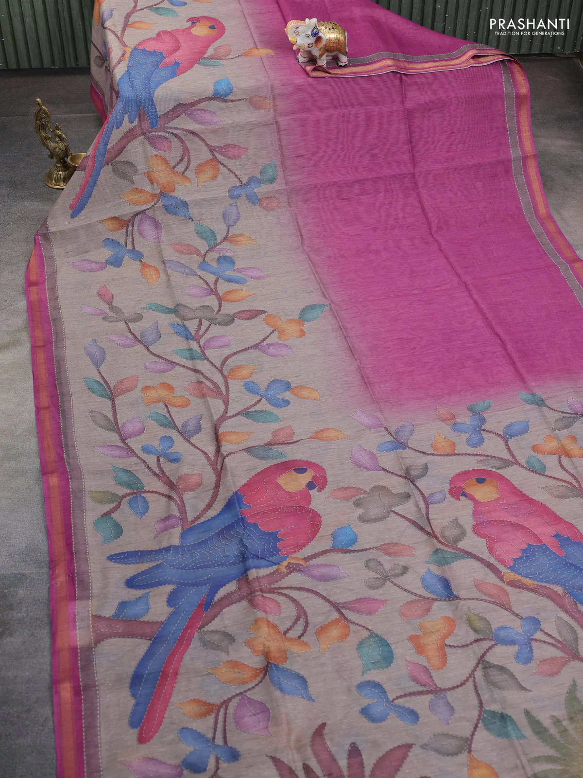 Art linen saree pink shade and pastel grey with plain body and printed pallu - Image 2