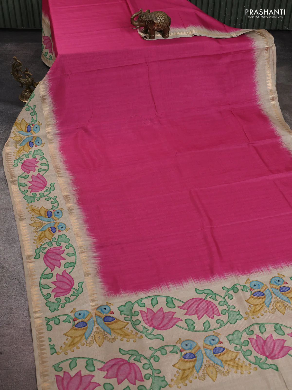 Art tussar saree pink and beige with plain body and tanjore printed border - Image 2
