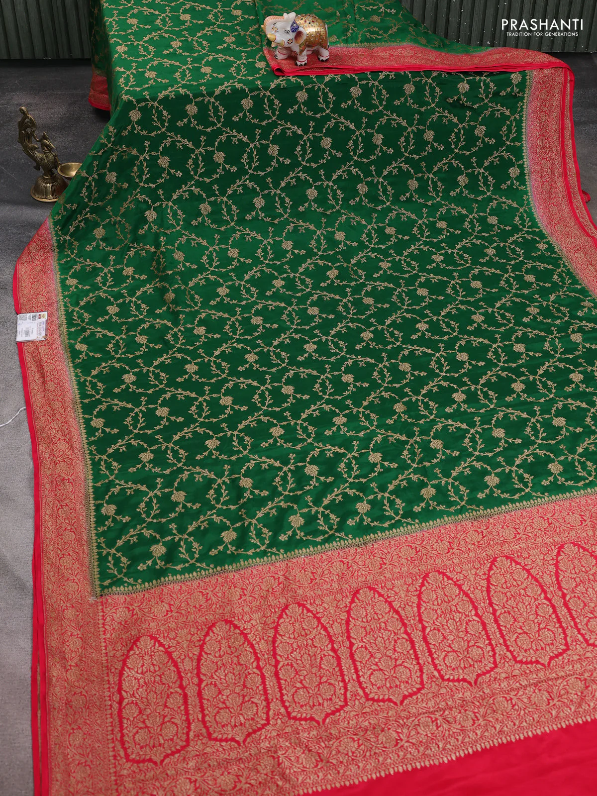 Banarasi crepe saree green and pink with allover thread & zari weaves and woven border - Image 2