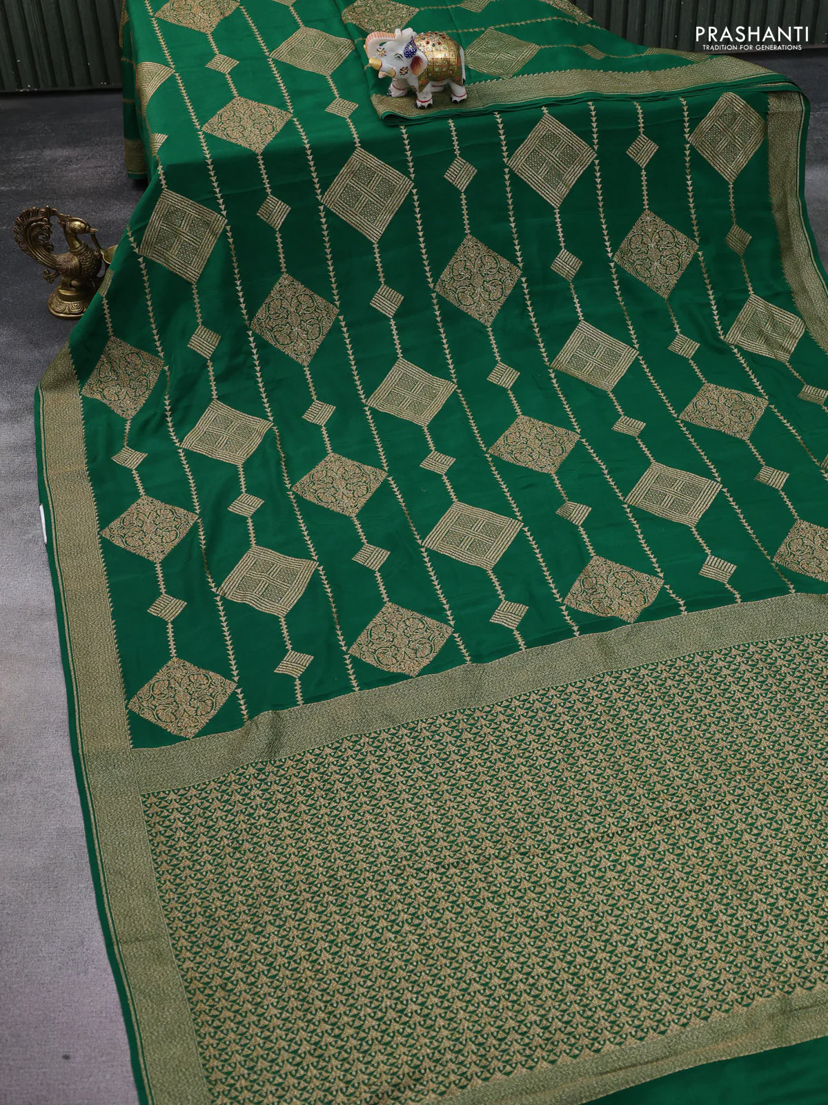 Banarasi crepe saree green with allover geometric weaves and woven border - Image 2