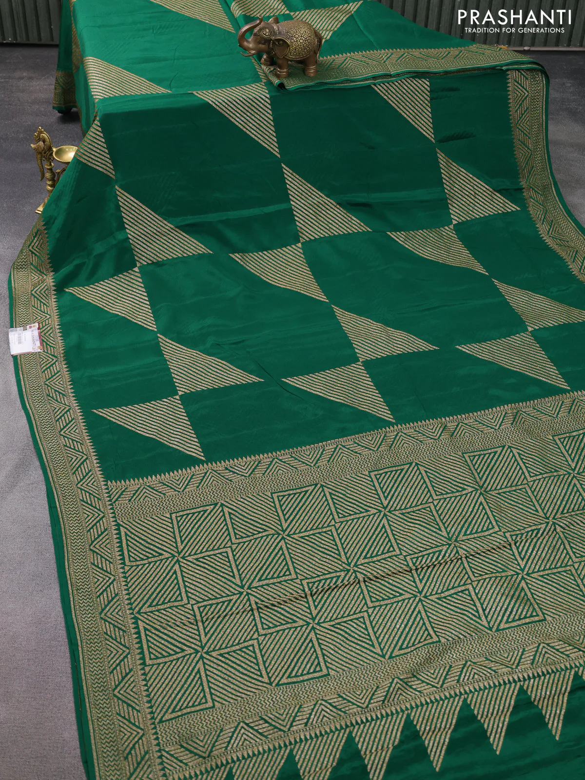 Banarasi crepe saree green with allover thread & zari geometric weaves and woven border - Image 2