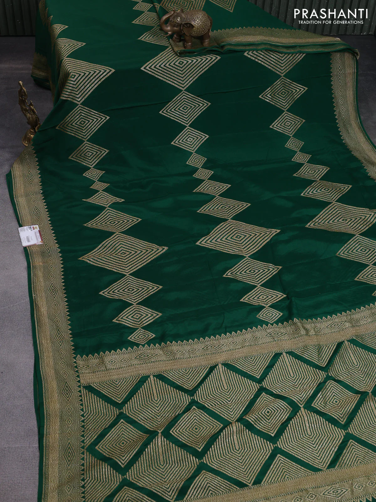 Banarasi crepe saree green with allover thread & zari geometric weaves and woven border - Image 2