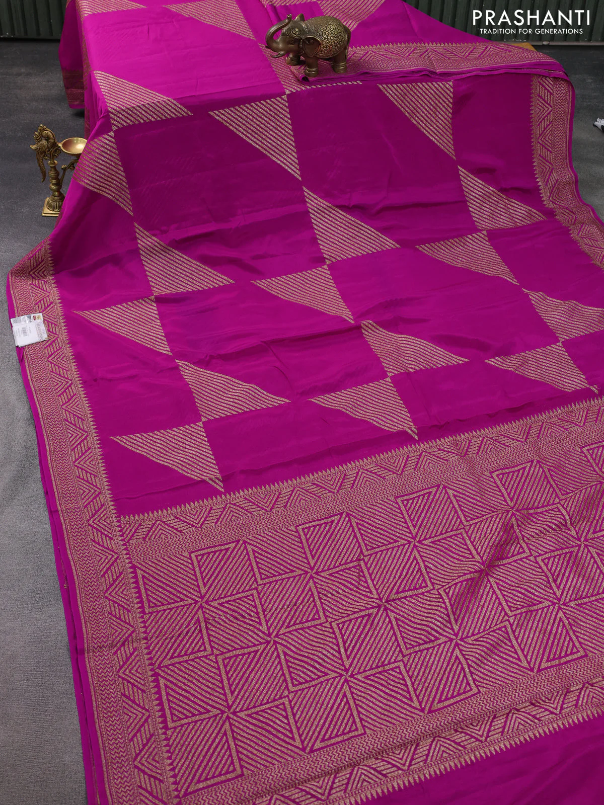 Banarasi crepe saree magenta pink with allover thread & zari geometric weaves and woven border - Image 2