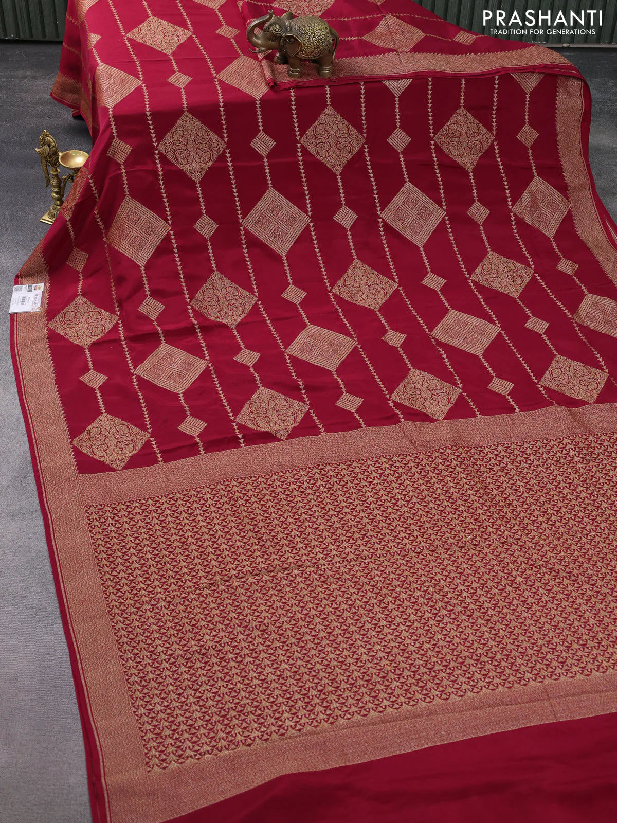Banarasi crepe saree maroon with allover thread & zari geometric weaves and woven border - Image 2