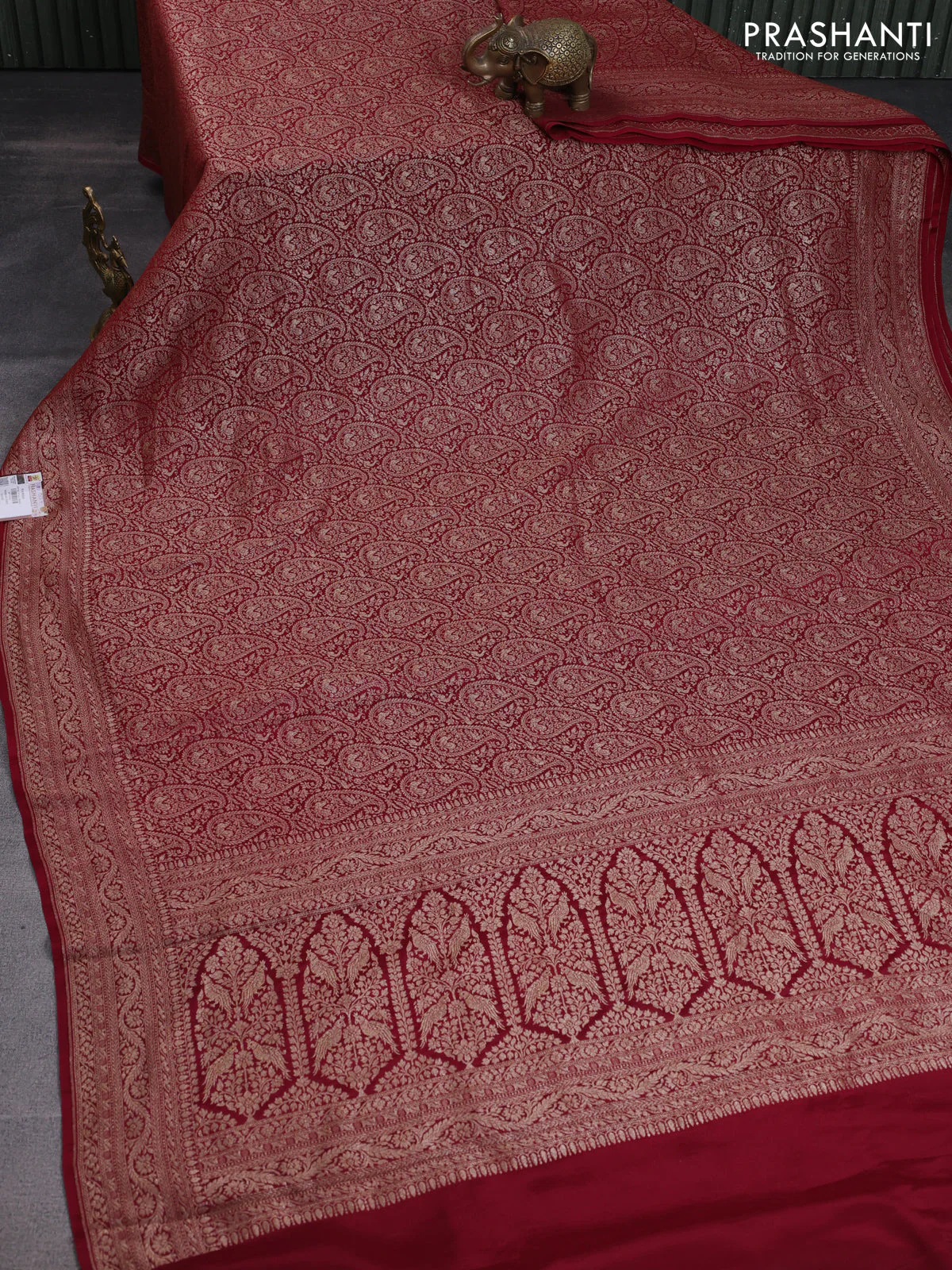 Banarasi crepe saree maroon with allover thread & zari woven brocade weaves and woven border - Image 2