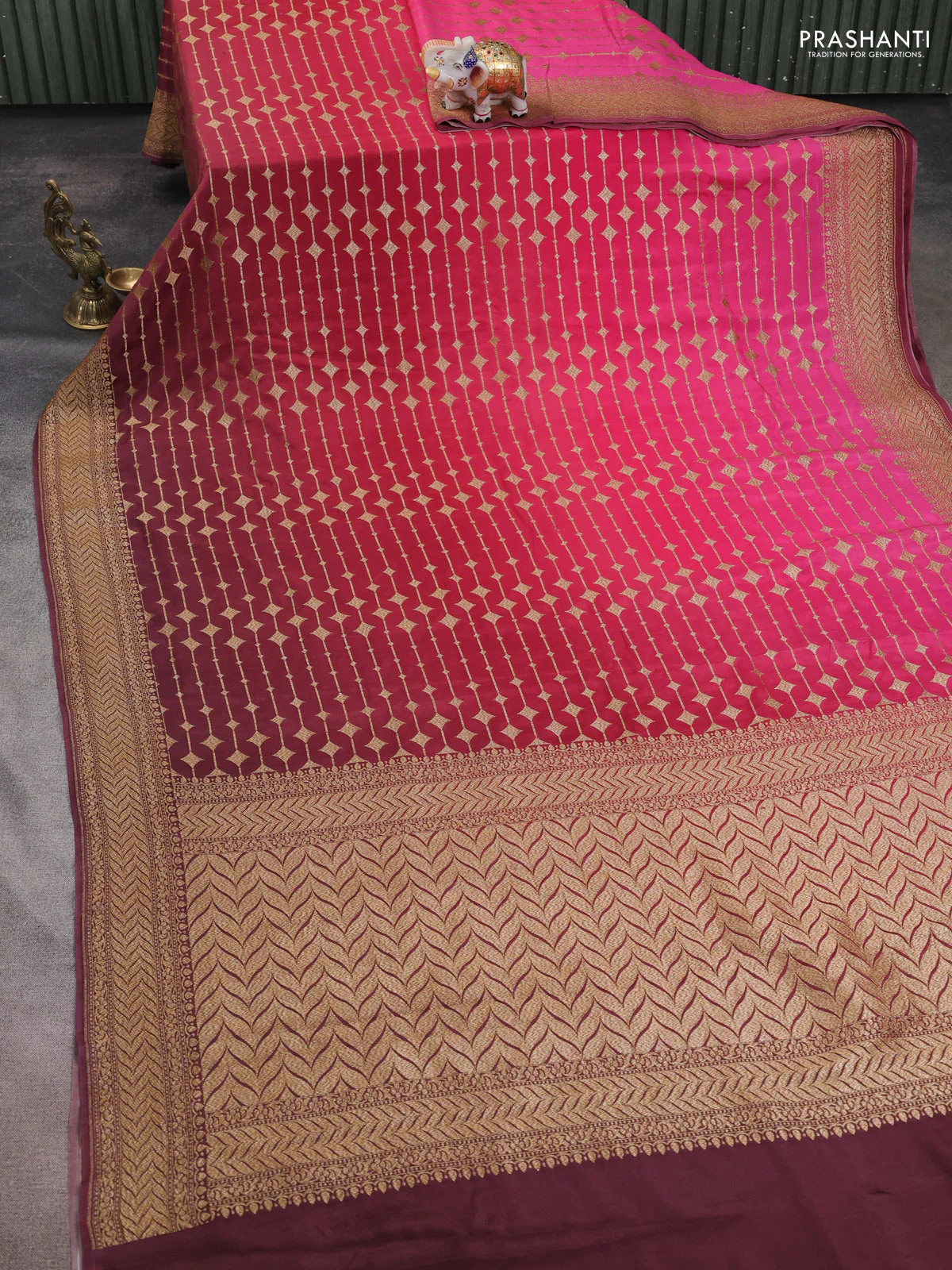 Banarasi crepe saree pink and pastel maroon with allover thread & zari geometric weaves and woven border - Image 2