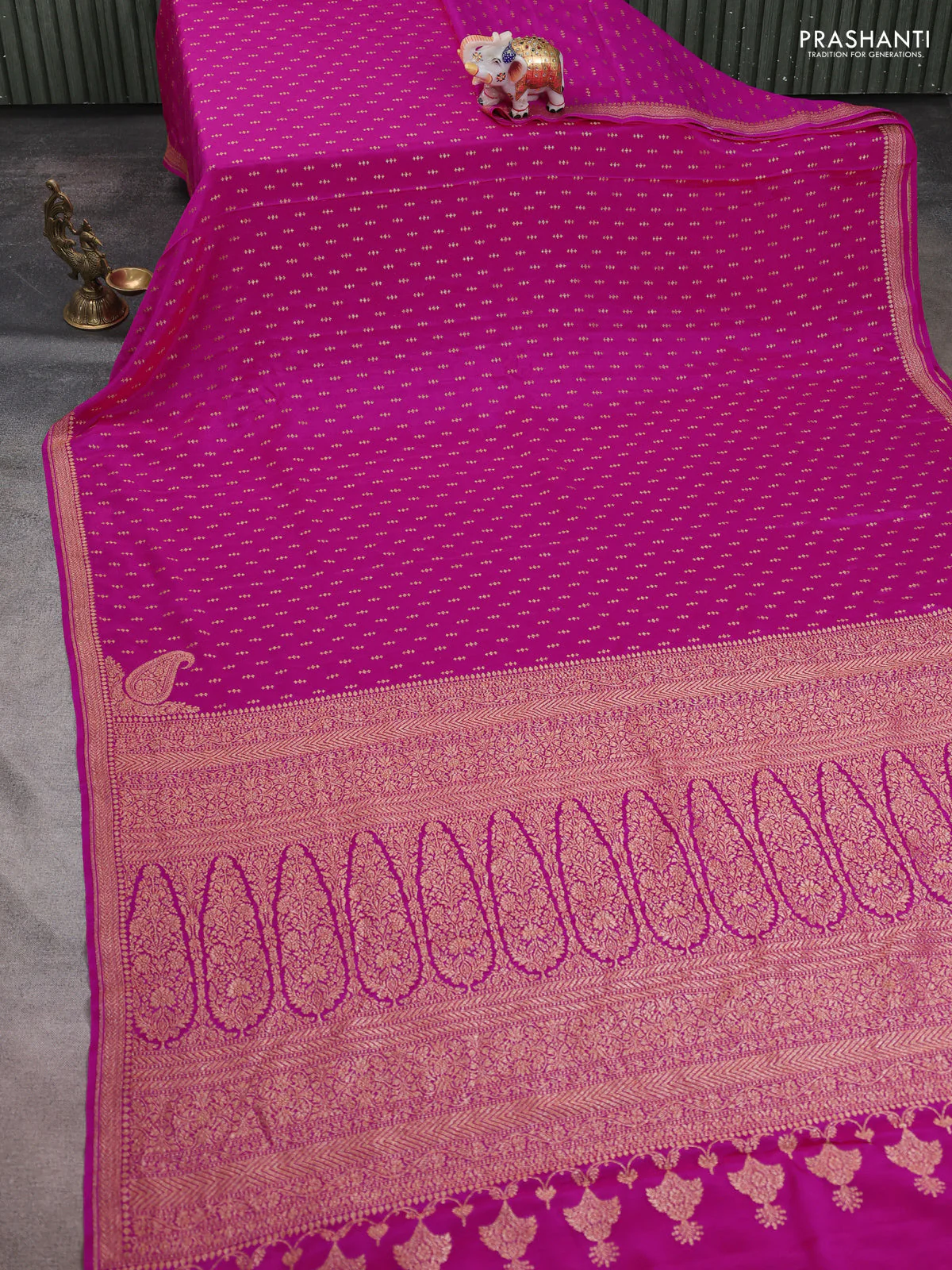 Banarasi crepe saree pink with allover thread & zari geometric weaves and woven border - Image 2