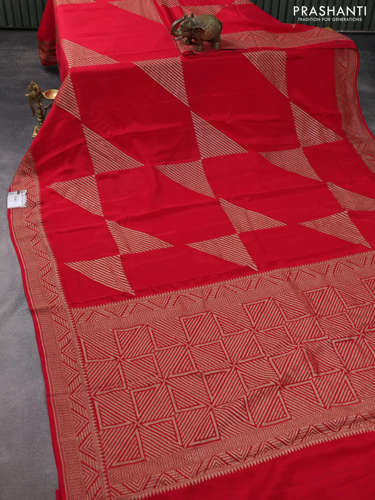 Banarasi crepe saree red with allover thread & zari geometric weaves and woven border - Image 2