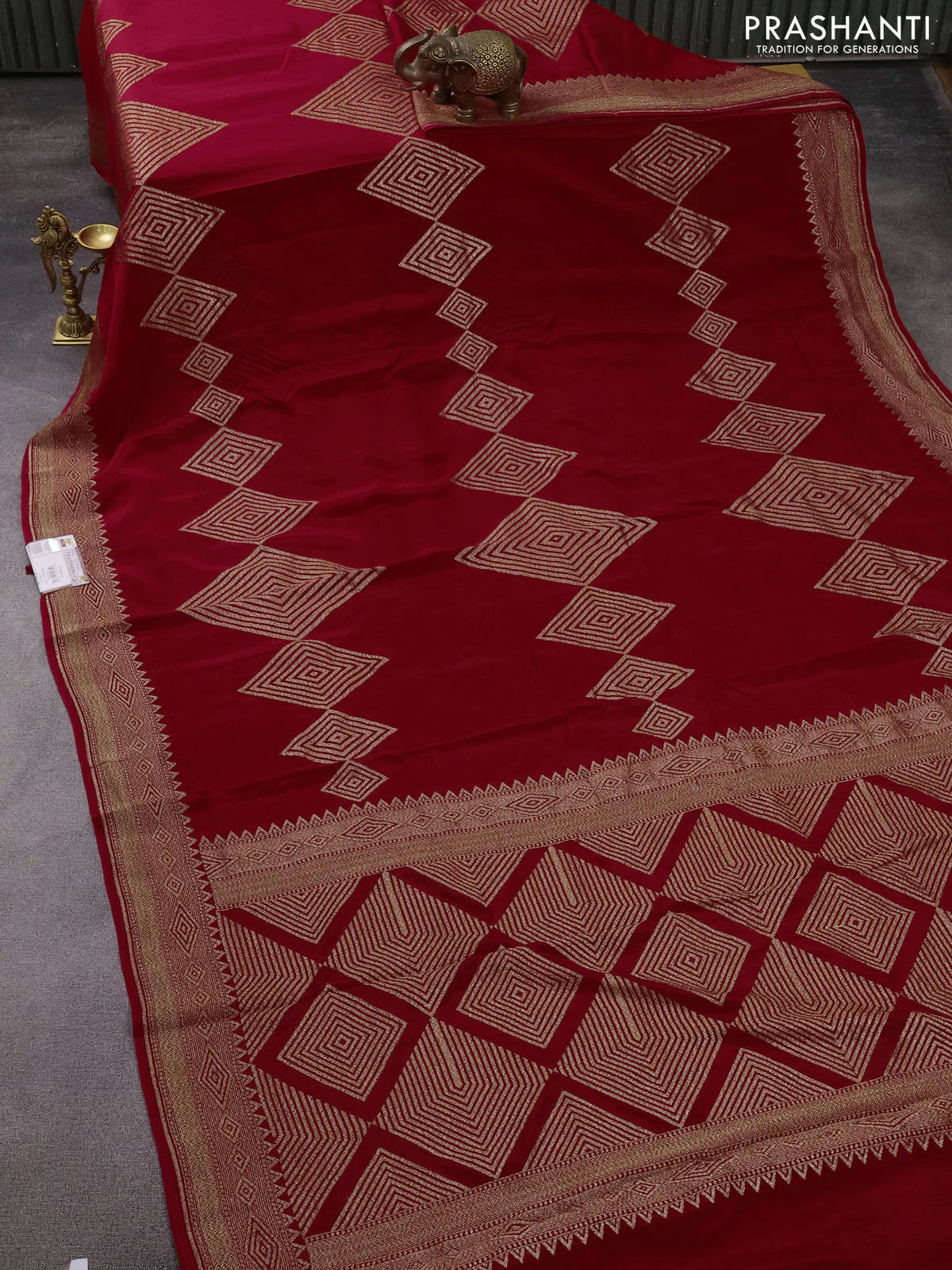 Banarasi crepe saree reddish pink with allover thread & zari geometric weaves and woven border - Image 2