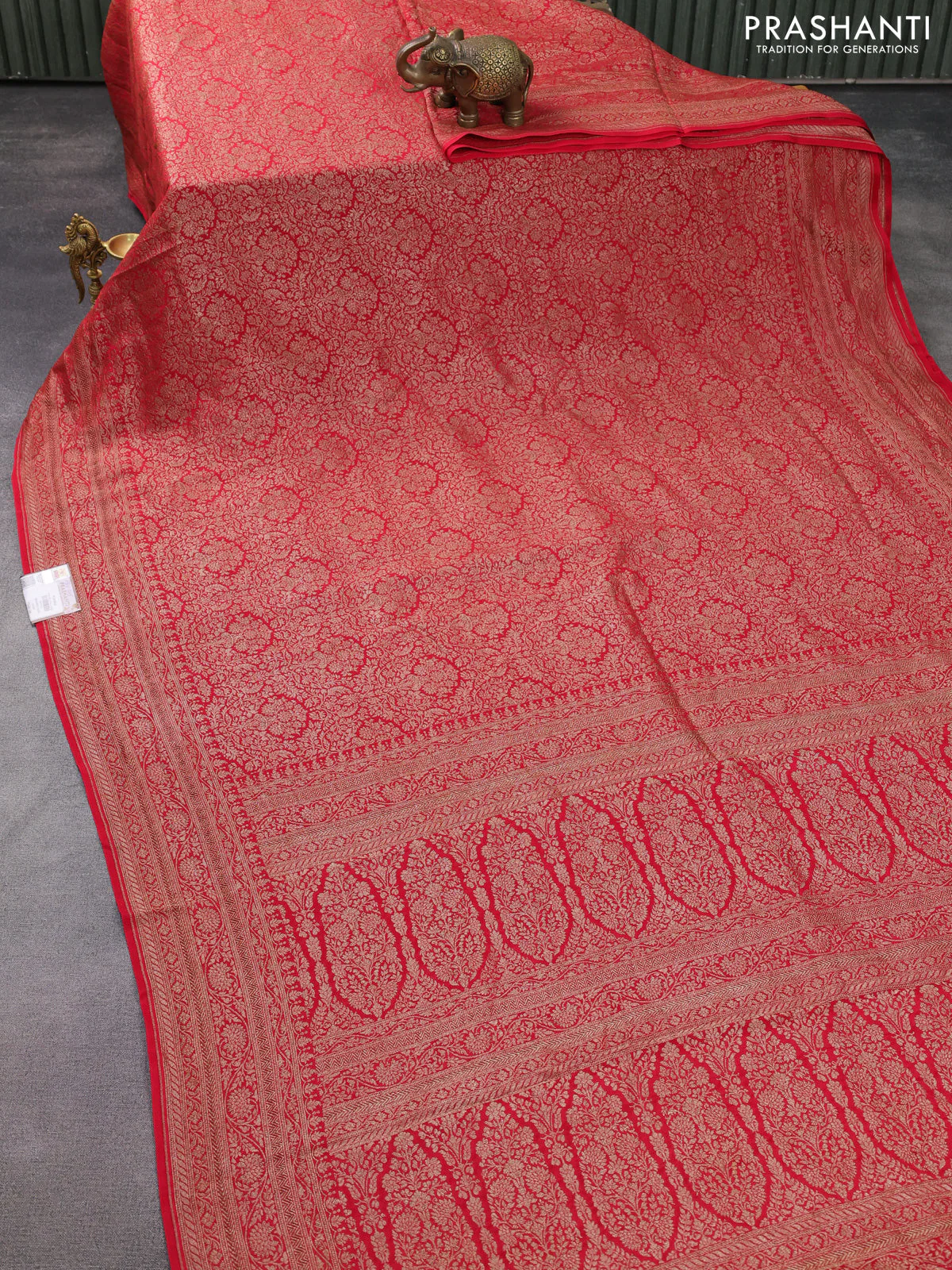 Banarasi crepe saree reddish pink with allover thread & zari woven brocade weaves and woven border - Image 2