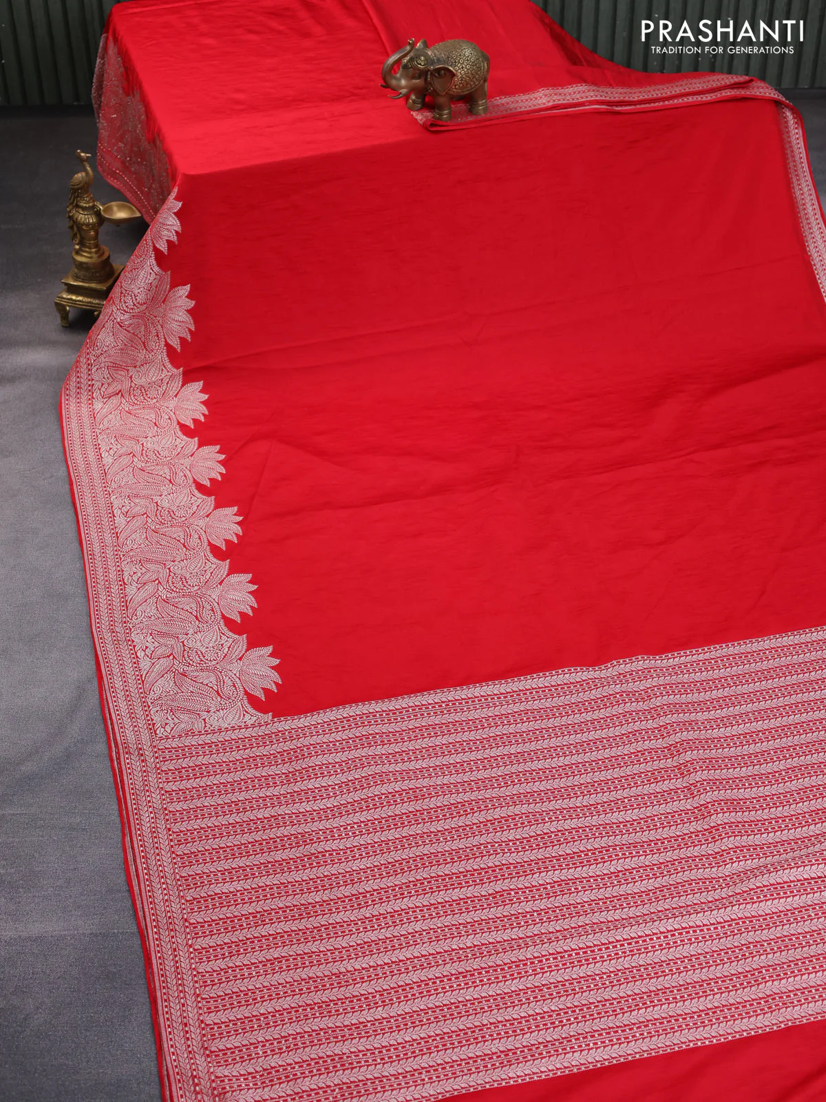 Banarasi crush crepe saree red with plain body and zari woven border - Image 2