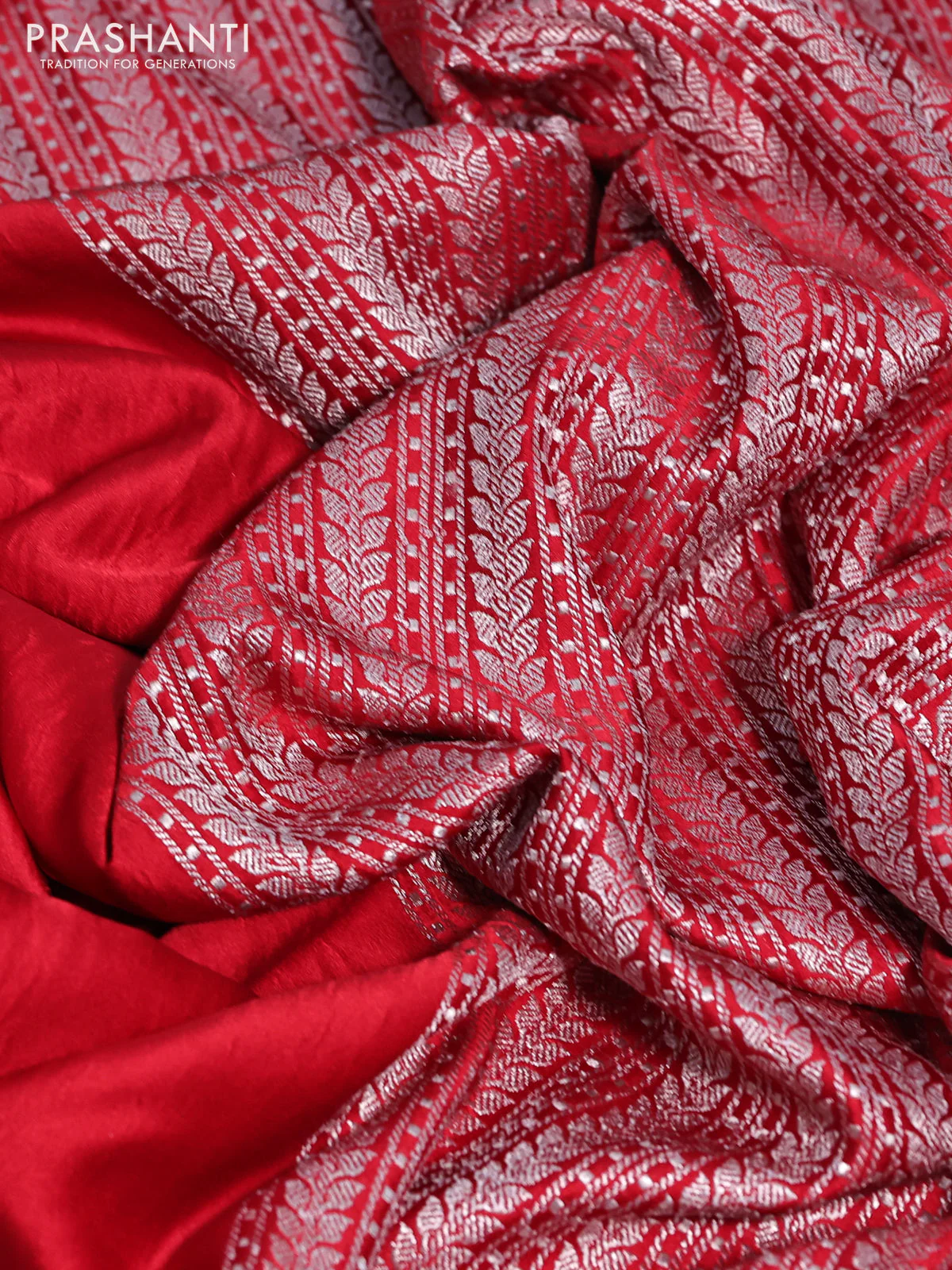 Banarasi crush crepe saree red with plain body and zari woven border - Image 3