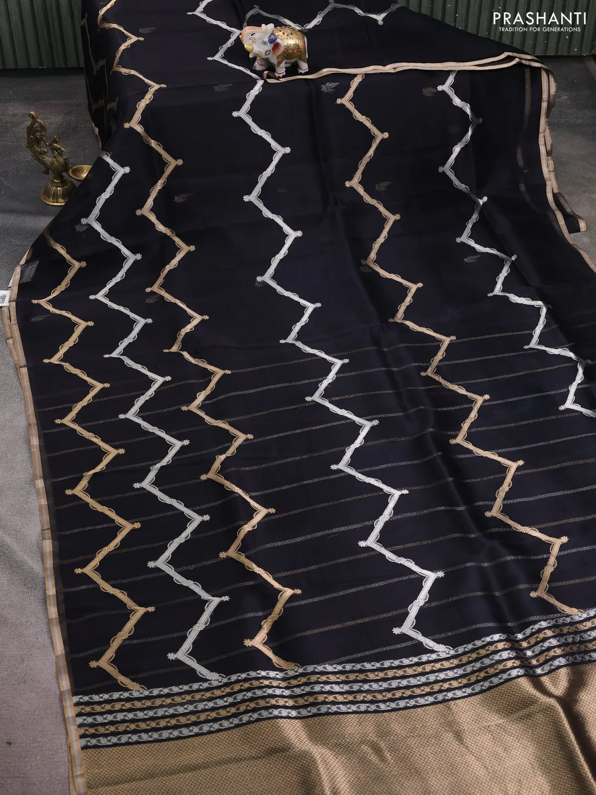 Banarasi organza silk saree black with allover silver & gold zig zag zari weaves and zari woven border - Image 2