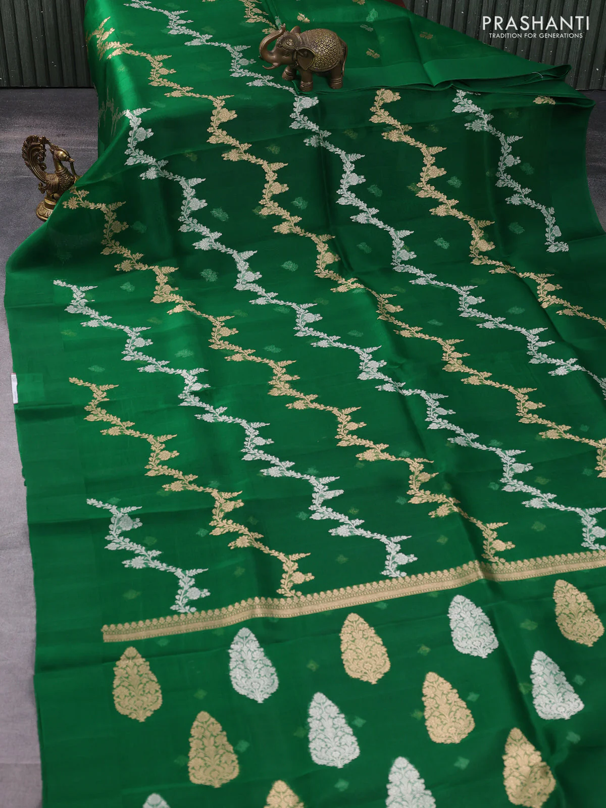 Banarasi organza silk saree green with allover silver & gold zari weaves and simple border - Image 2