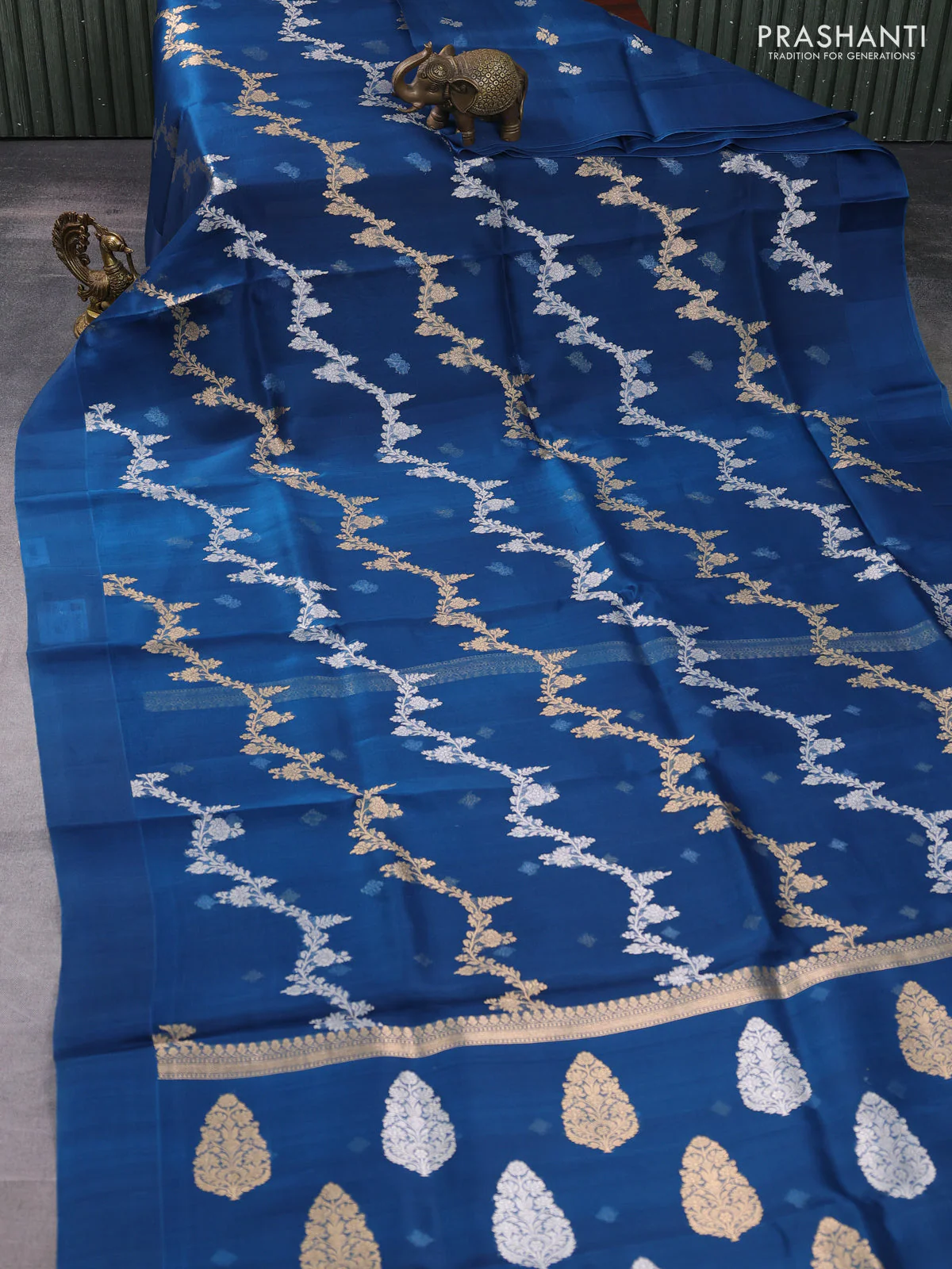Banarasi organza silk saree peacock green with allover silver & gold zari weaves and simple border - Image 2