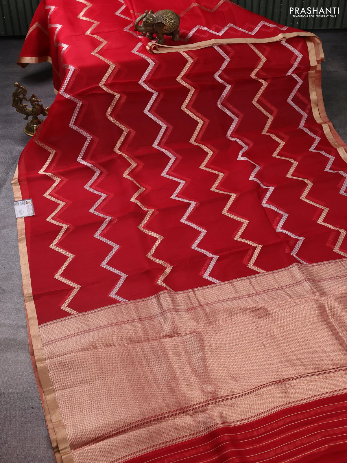Banarasi organza silk saree red with silver & gold zig zag weaves and zari woven border - Image 2