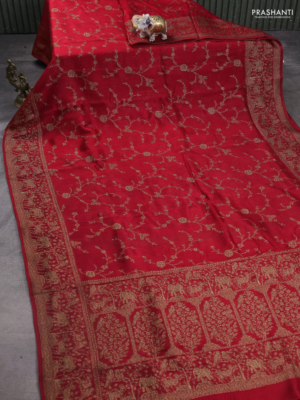 Banarasi raw silk saree red with allover thread & zari weaves and woven border - Image 2