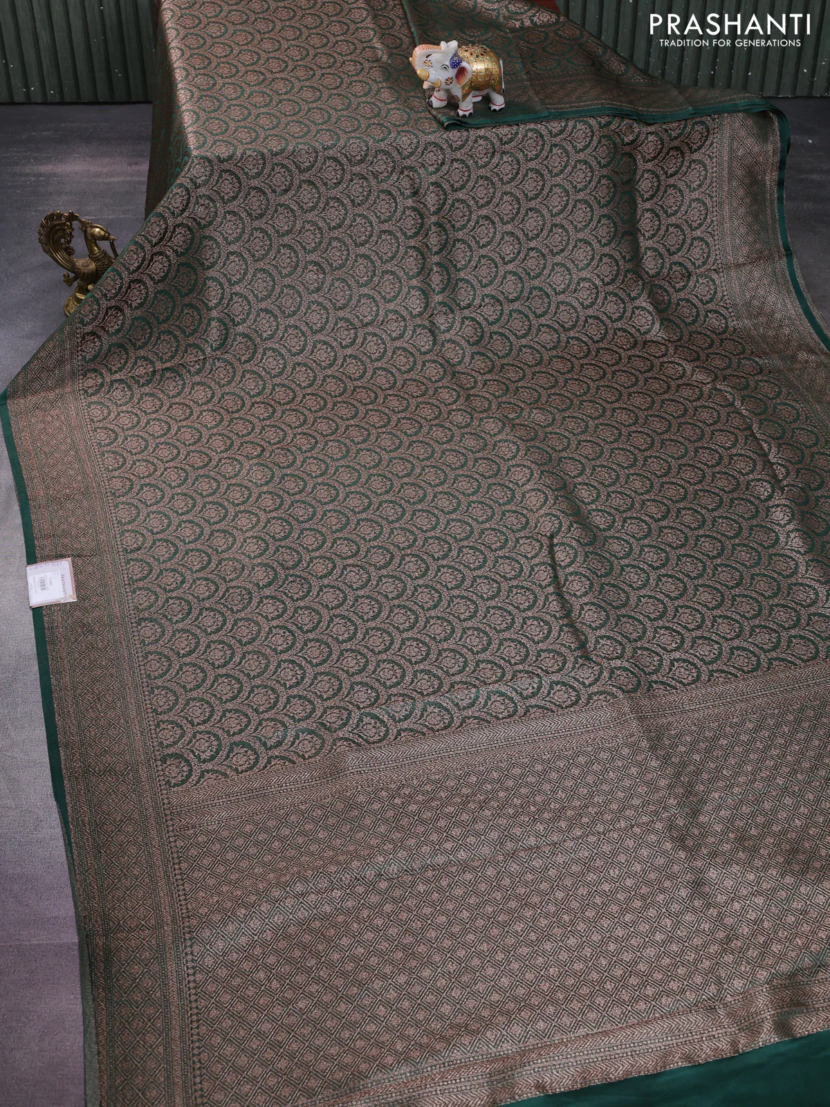 Banarasi semi crepe saree dark green with allover thread & zari woven brocade weaves and woven border - Image 2