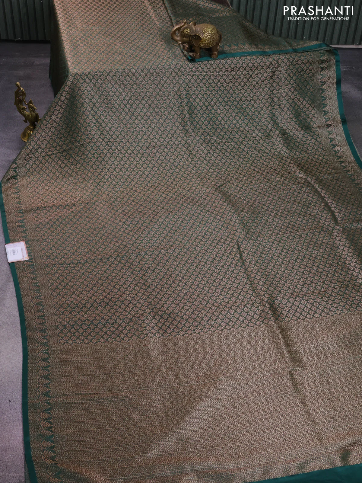 Banarasi semi crepe saree dark green with allover thread & zari woven brocade weaves and woven border - Image 2