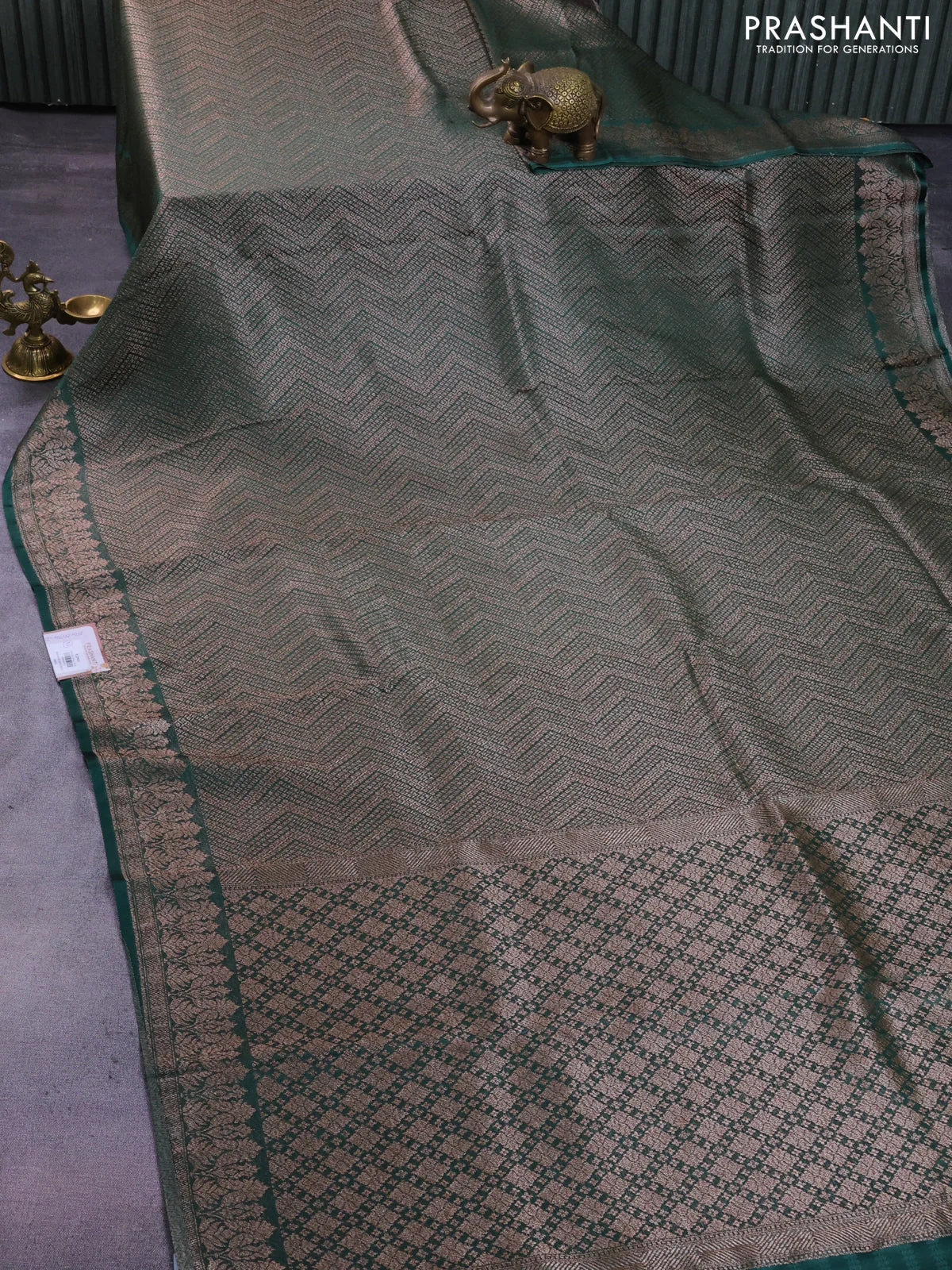 Banarasi semi crepe saree dark green with allover thread & zari woven brocade weaves and woven border - Image 2