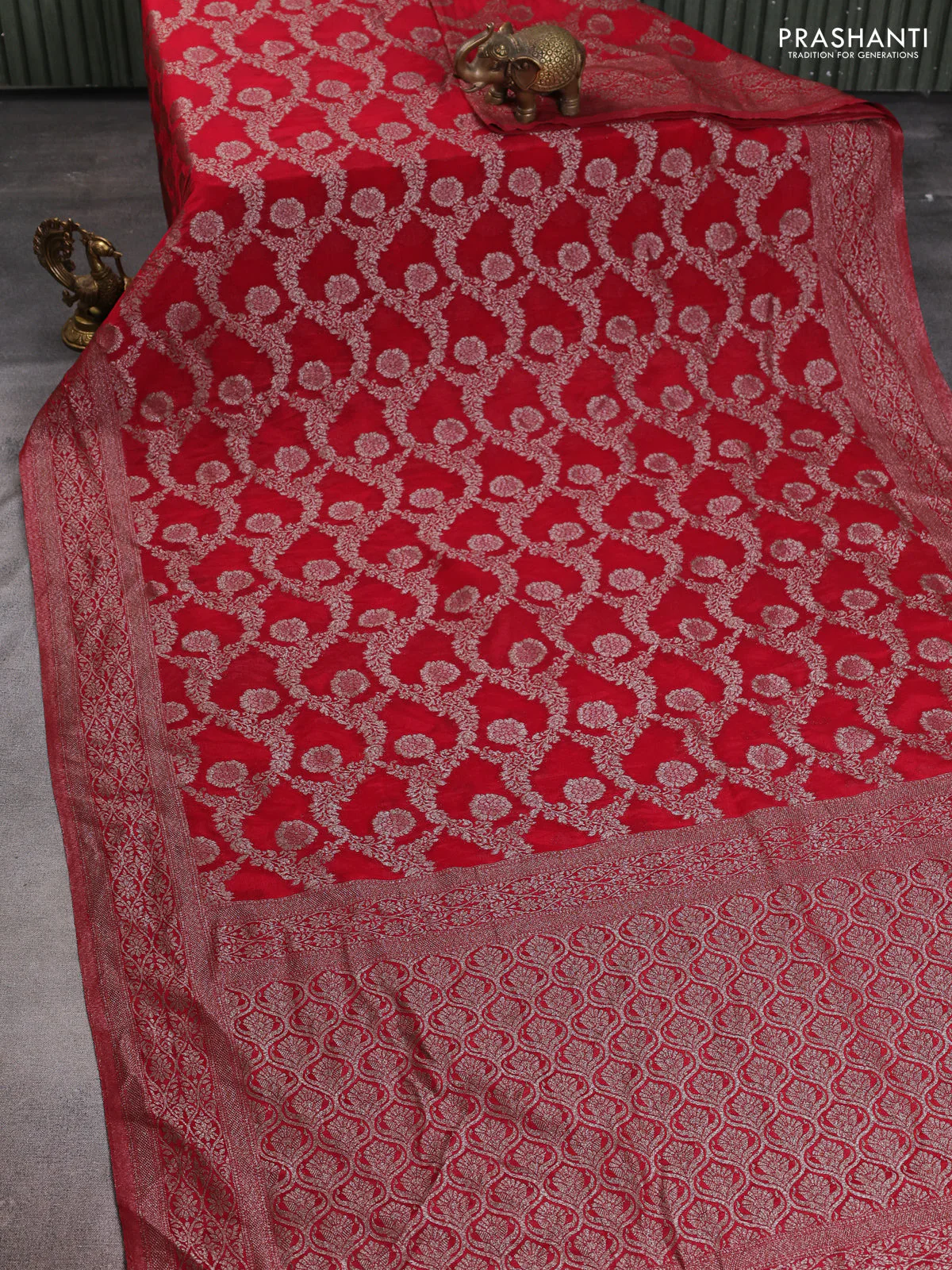 Banarasi semi crepe saree maroon with allover thread & zari woven floral weaves and zari woven border - Image 2