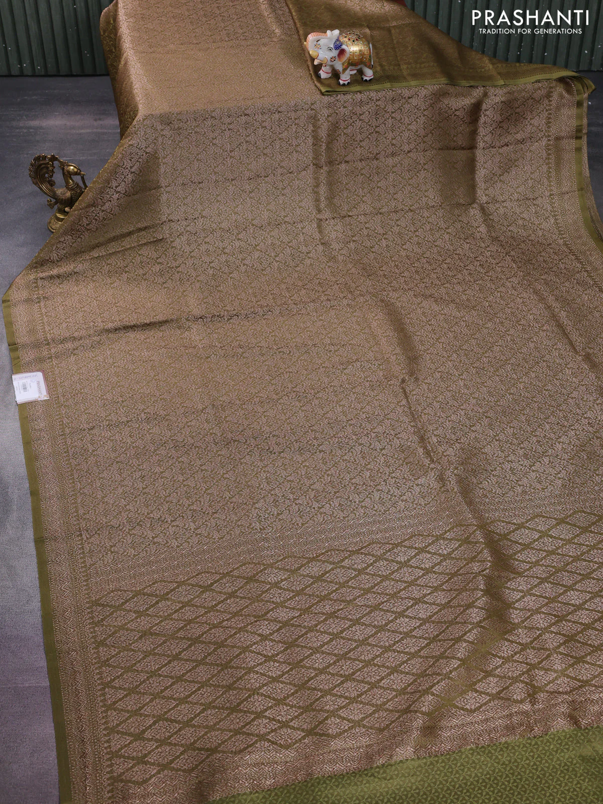 Banarasi semi crepe saree mehendi green with allover thread & zari woven brocade weaves and woven border - Image 2