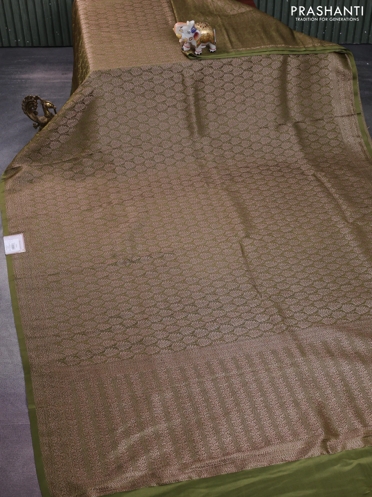 Banarasi semi crepe saree mehendi green with allover thread & zari woven brocade weaves and woven border - Image 2