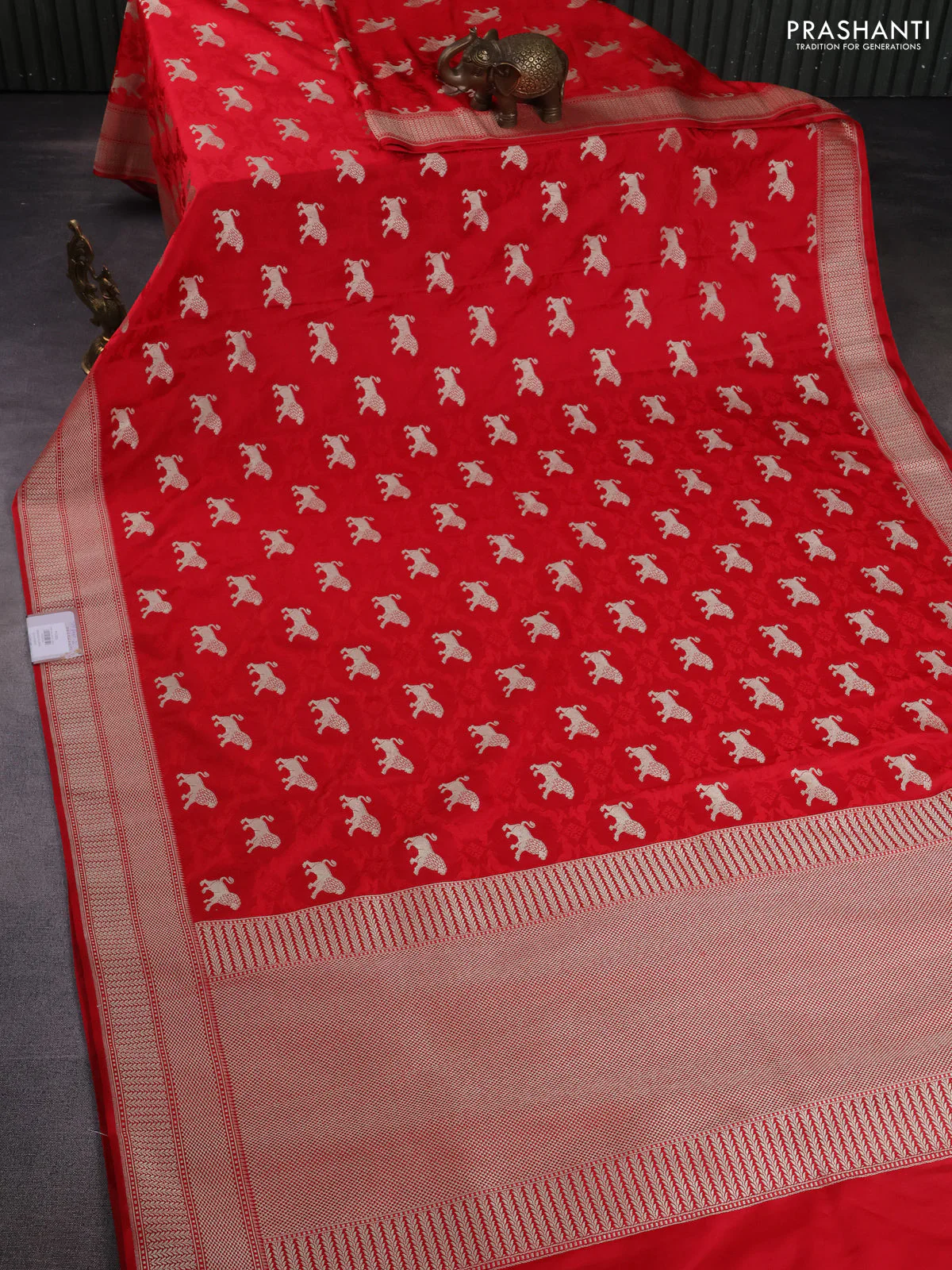 Banarasi semi mushru silk saree red with allover thread weaves & buttas and zari woven border - Image 2