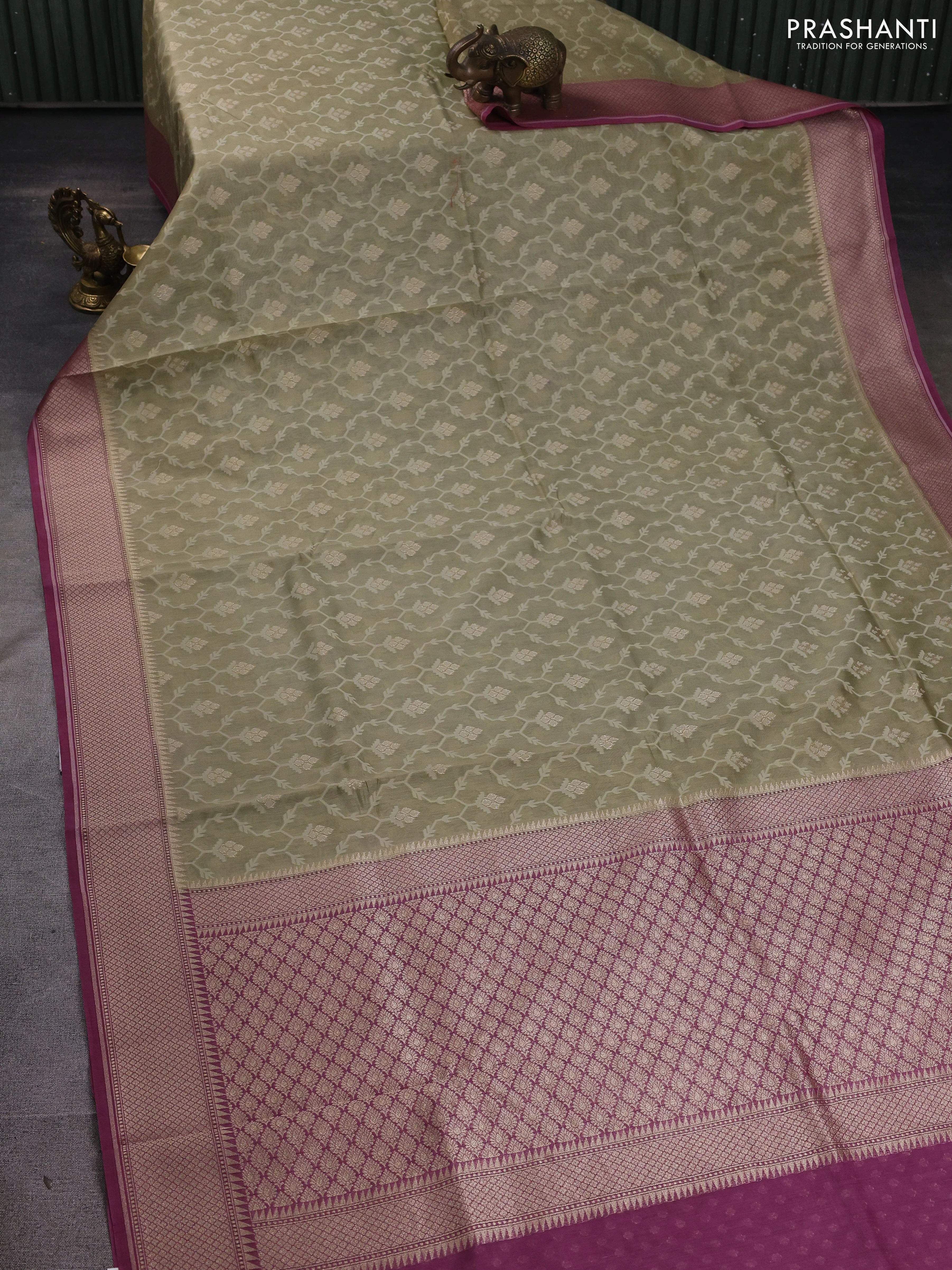 Banarasi silk cotton saree beige and mauve pink with allover thread weaves & zari woven buttas and zari woven border - Image 2
