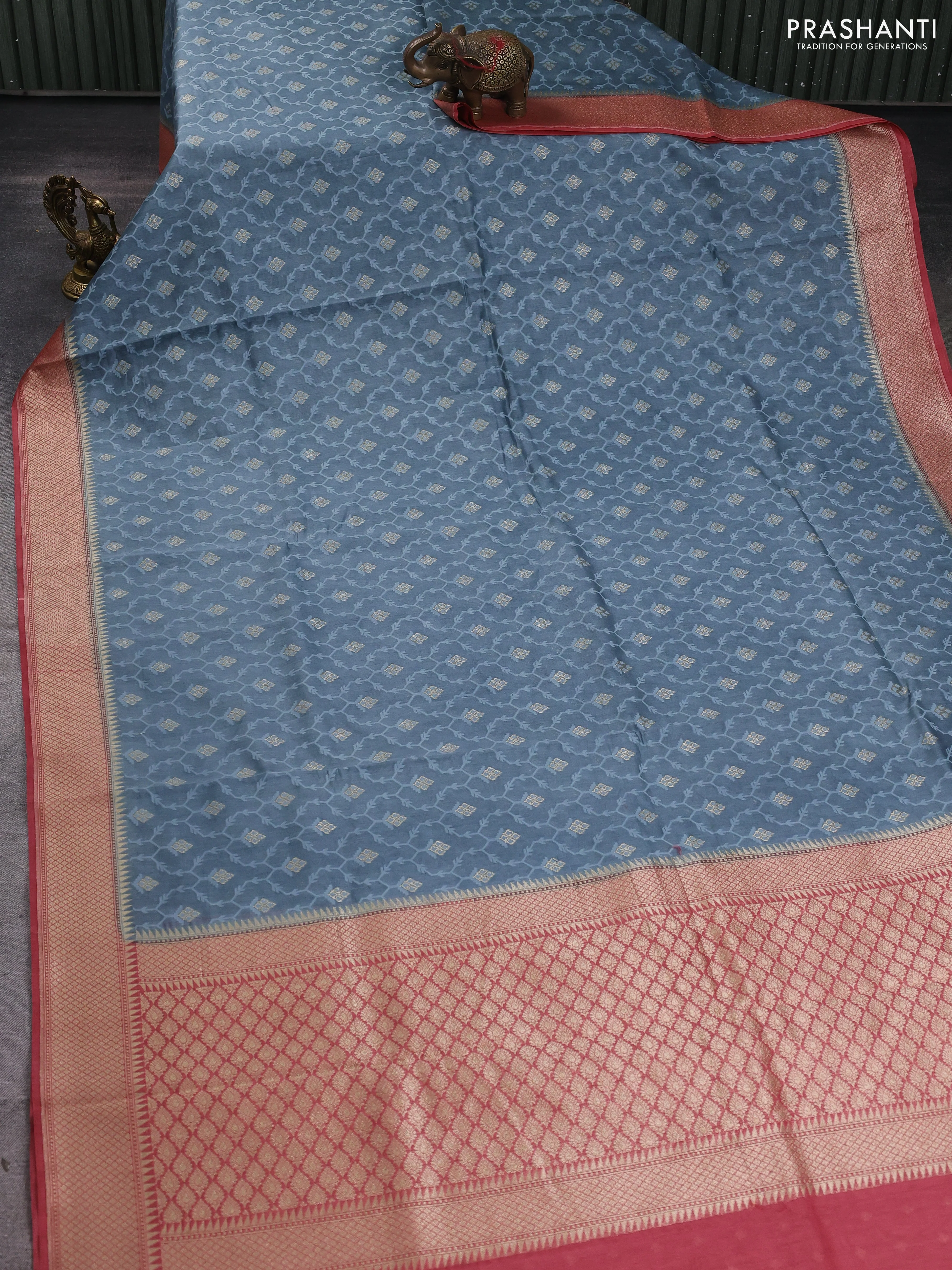 Banarasi silk cotton saree bluish grey and pink with allover thread weaves & zari woven buttas and zari woven border - Image 2