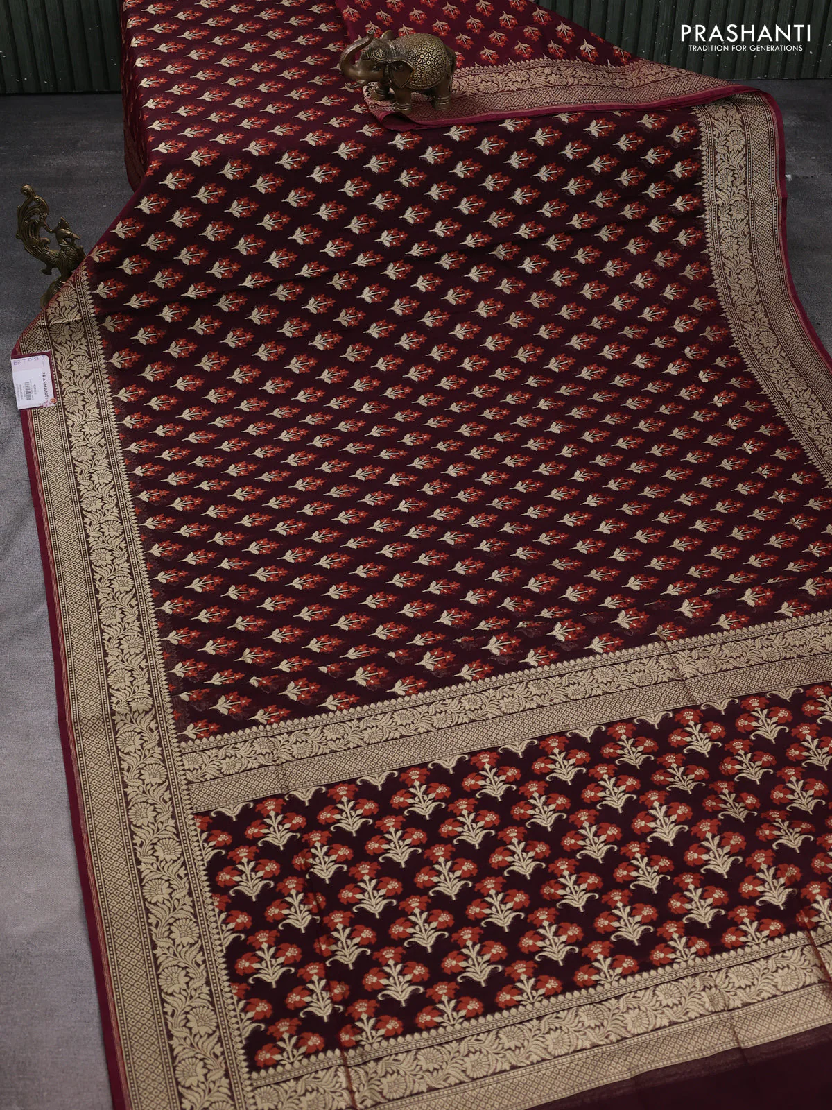 Banarasi silk cotton saree deep maroon with allover floral thread & zari woven buttas and zari woven border - Image 2