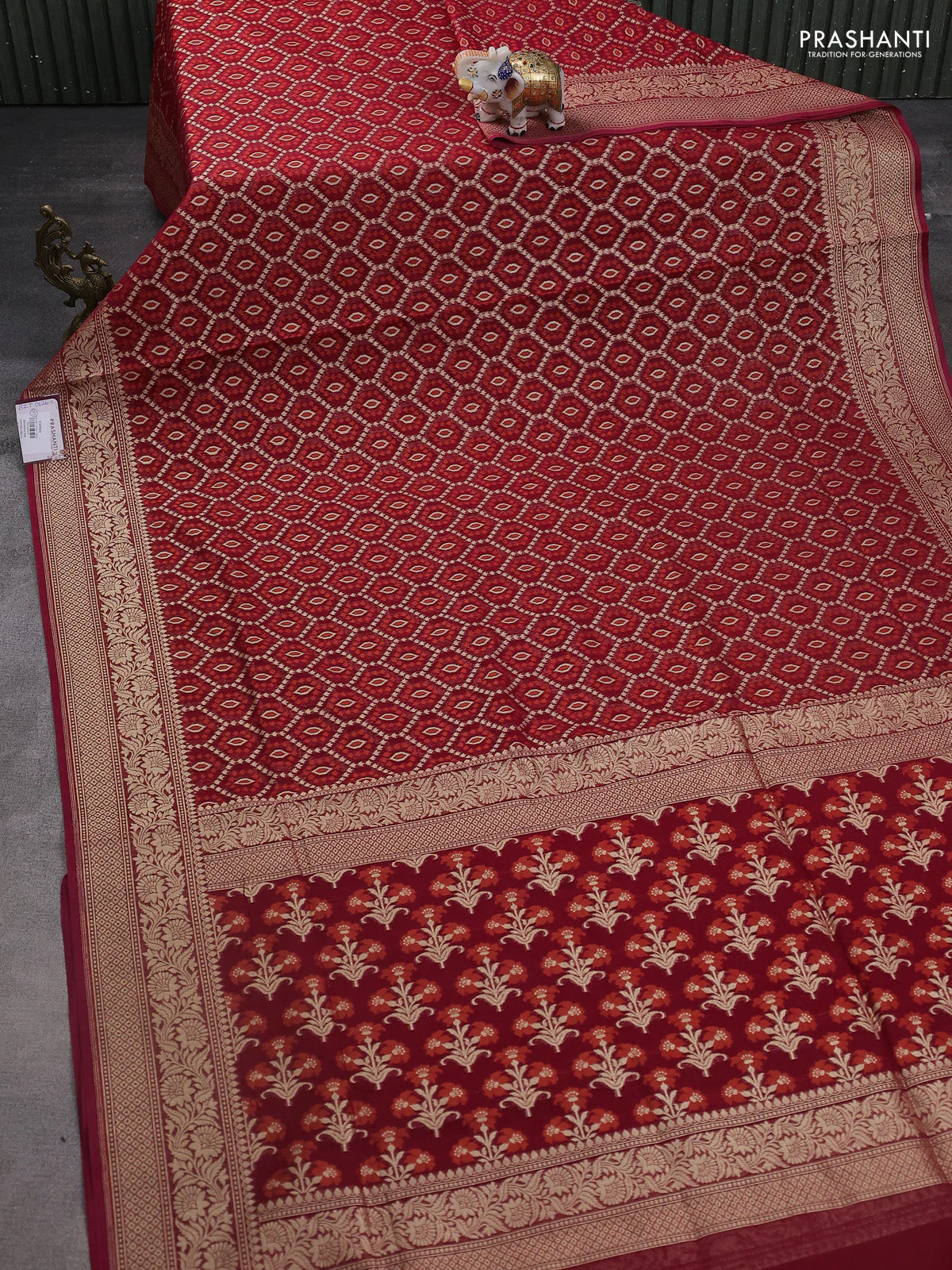 Banarasi silk cotton saree deep maroon with allover thread & zari woven buttas and zari woven border - Image 2